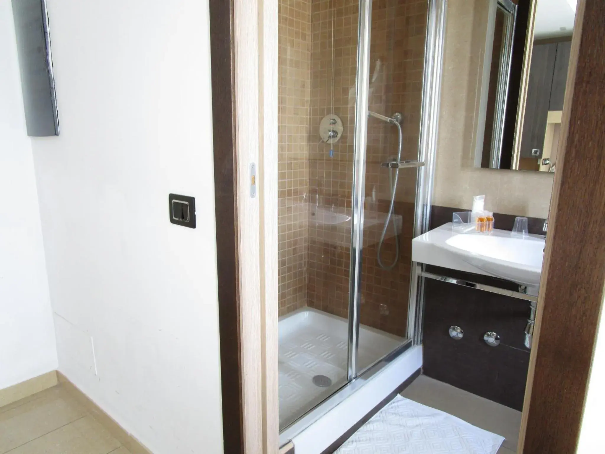 Shower, Bathroom in Hotel Nelton