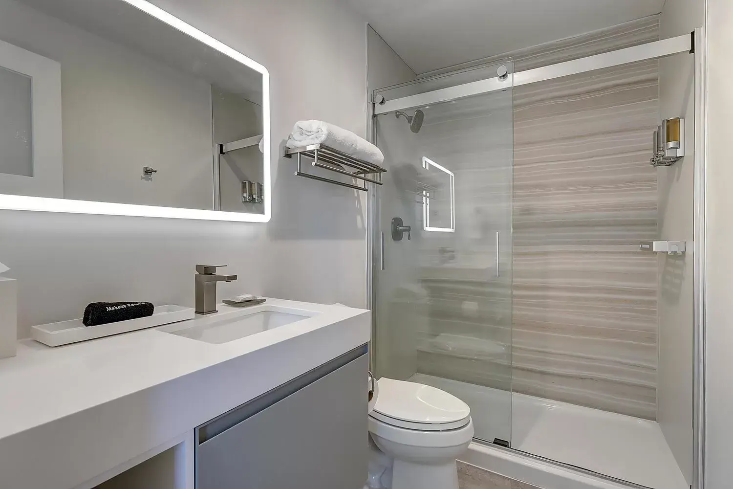 Bathroom in Lively Beach Bathroom in Lively Beach