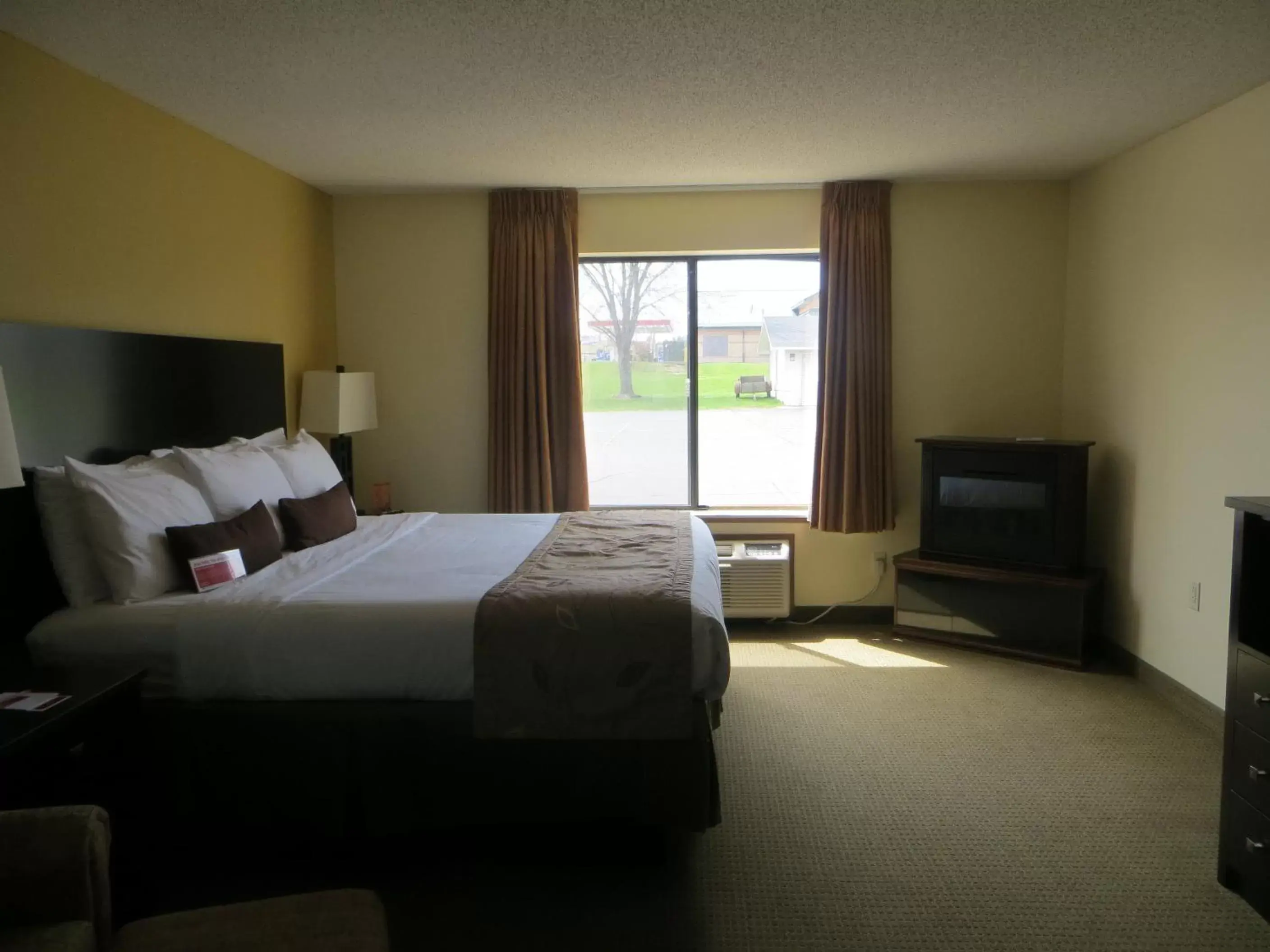 Bedroom, Bed in Ramada by Wyndham Wisconsin Dells