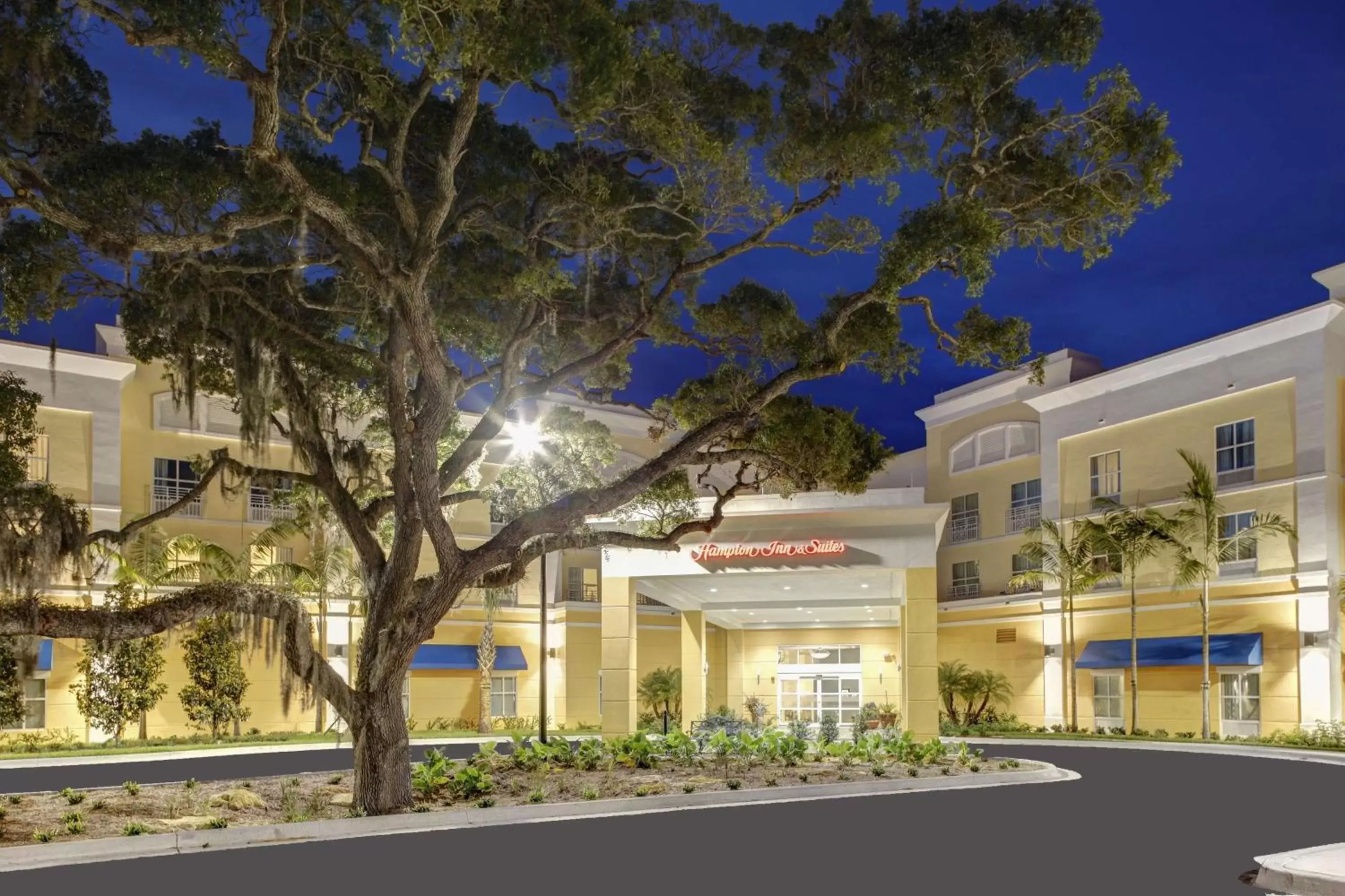 Property Building in Hampton Inn and Suites by Hilton Vero Beach-Downtown