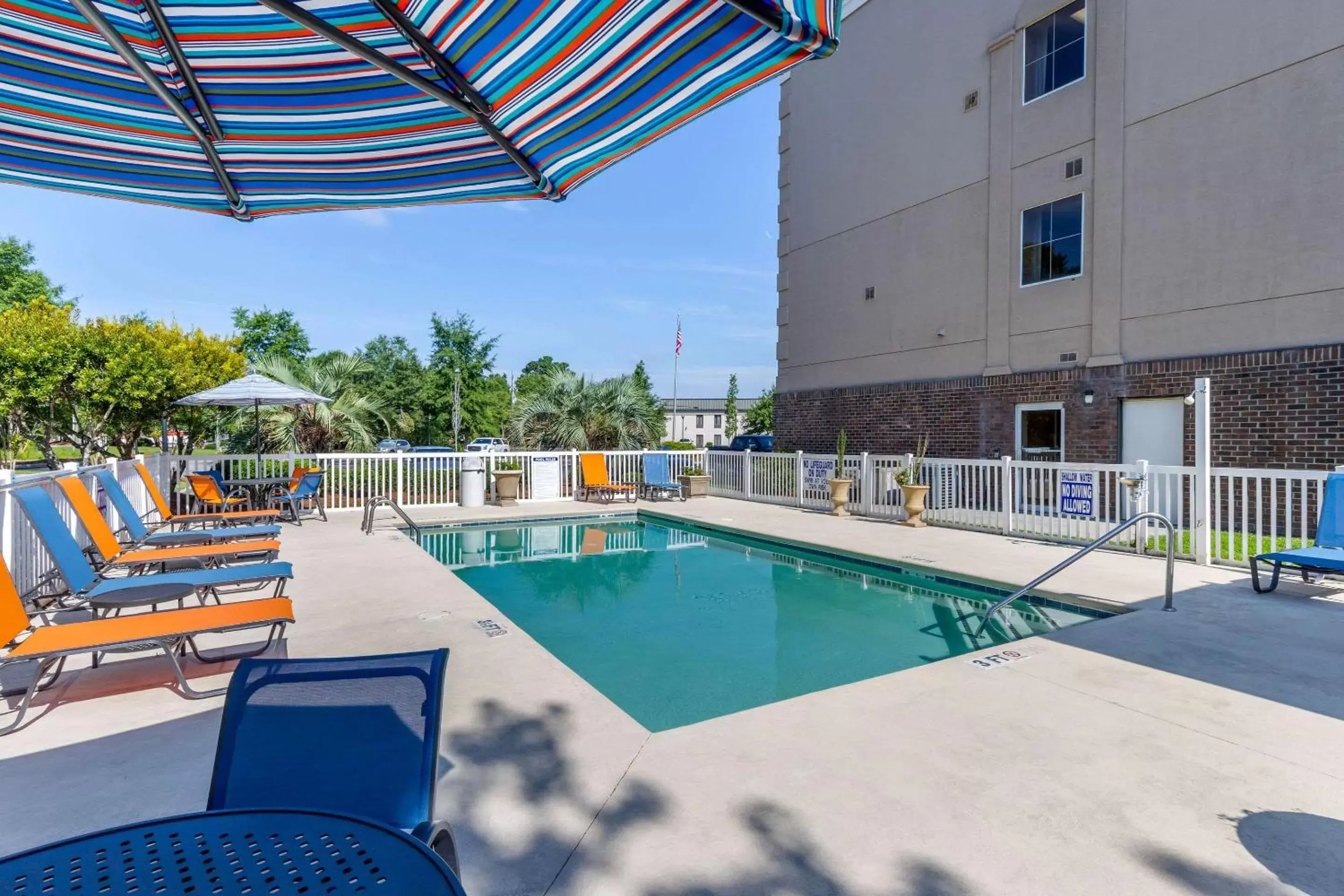 Property building, Swimming Pool in Comfort Inn Summerville - Charleston