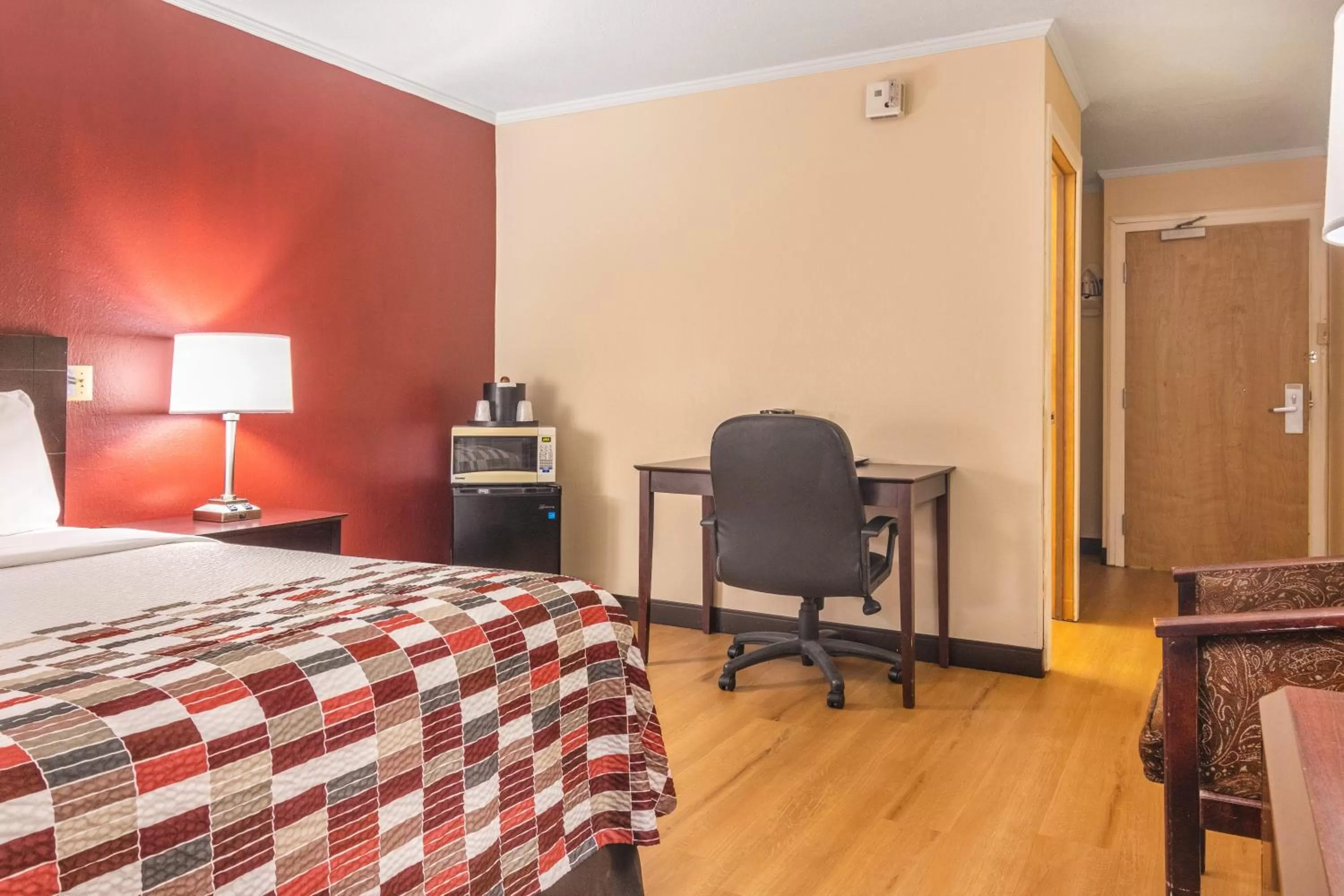 Photo of the whole room, Bed in Red Roof Inn Ashtabula - Austinburg