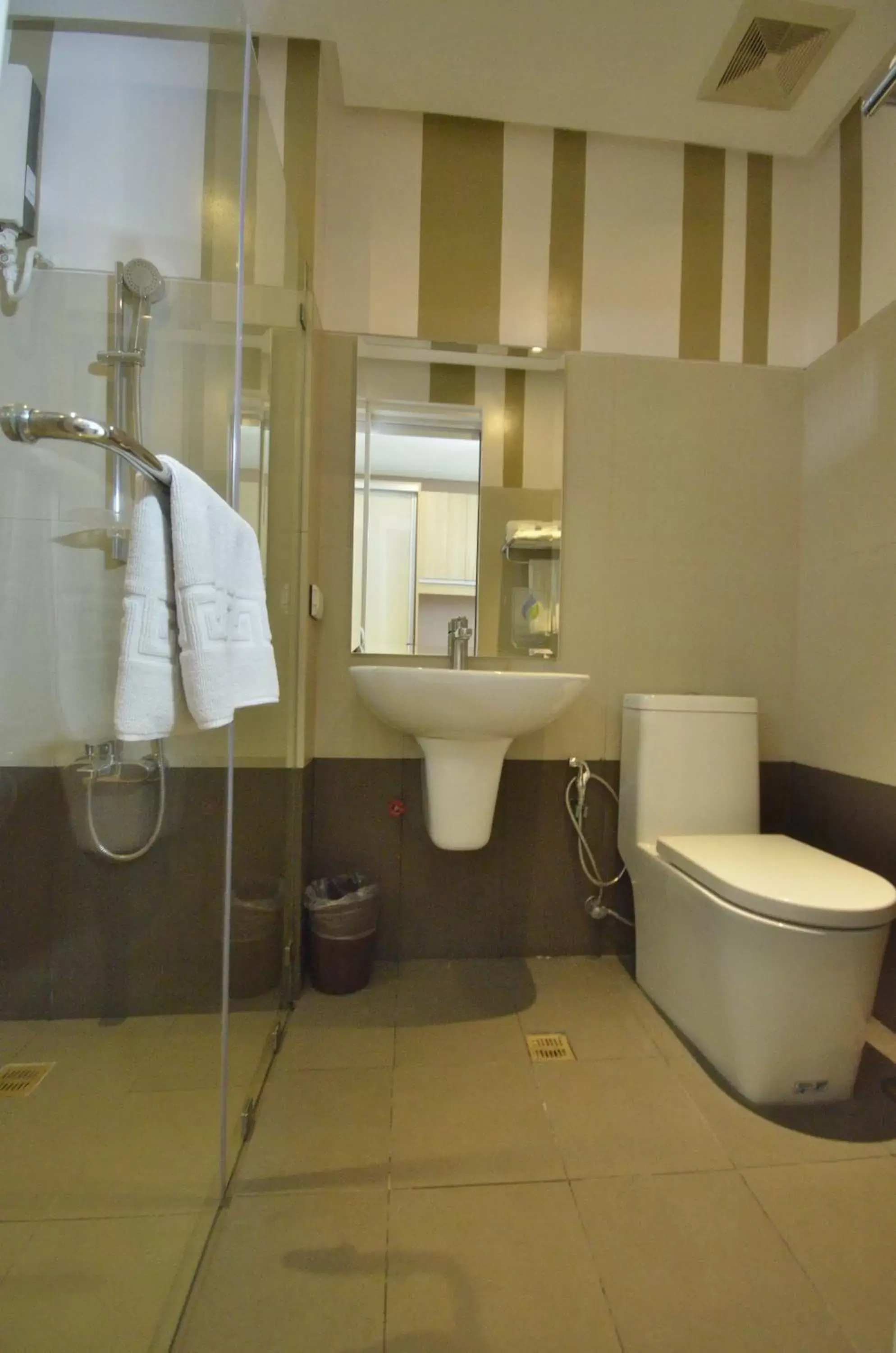 Shower in Injap Tower Hotel Shower in Injap Tower Hotel