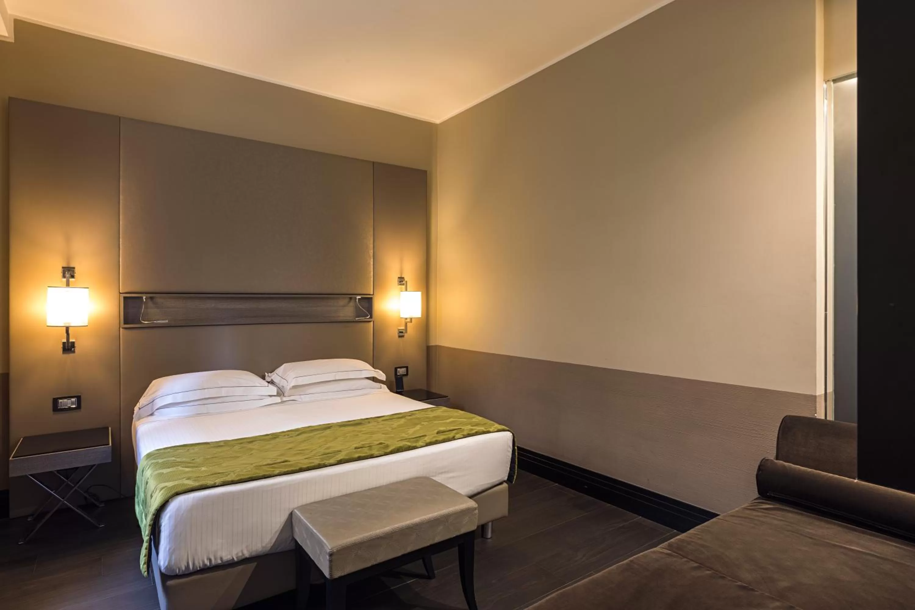 Photo of the whole room, Bed in Rome Life Hotel