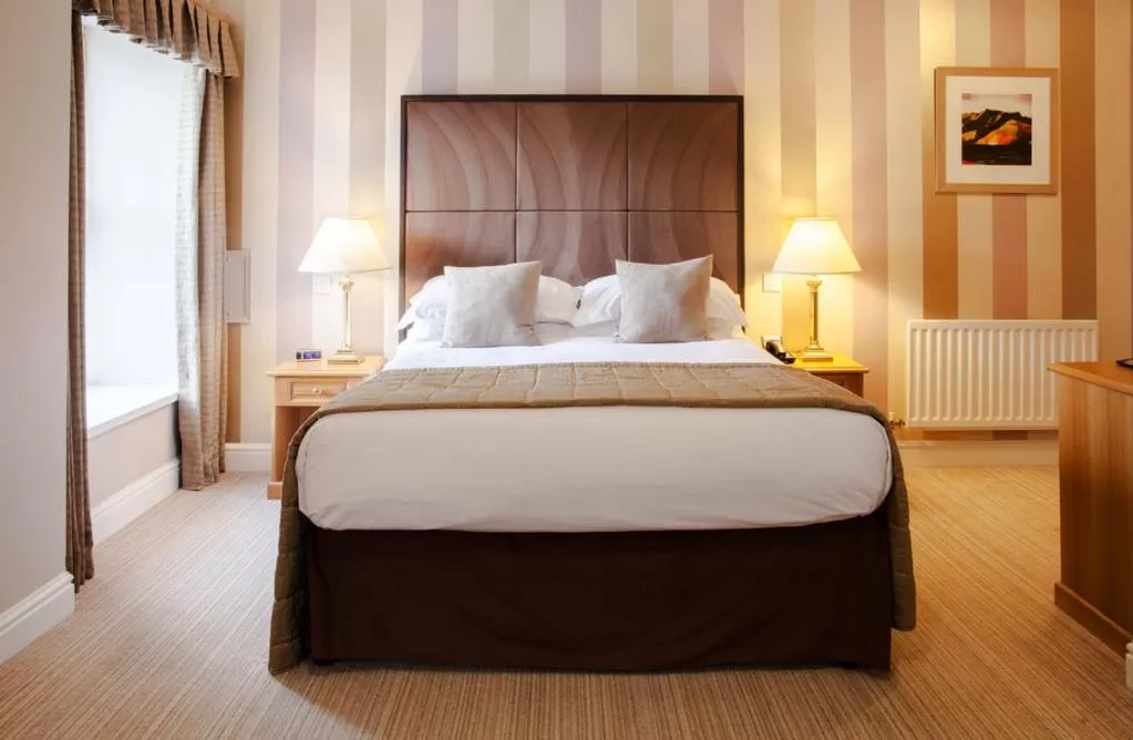 Restaurant/places to eat, Bed in Trout Hotel