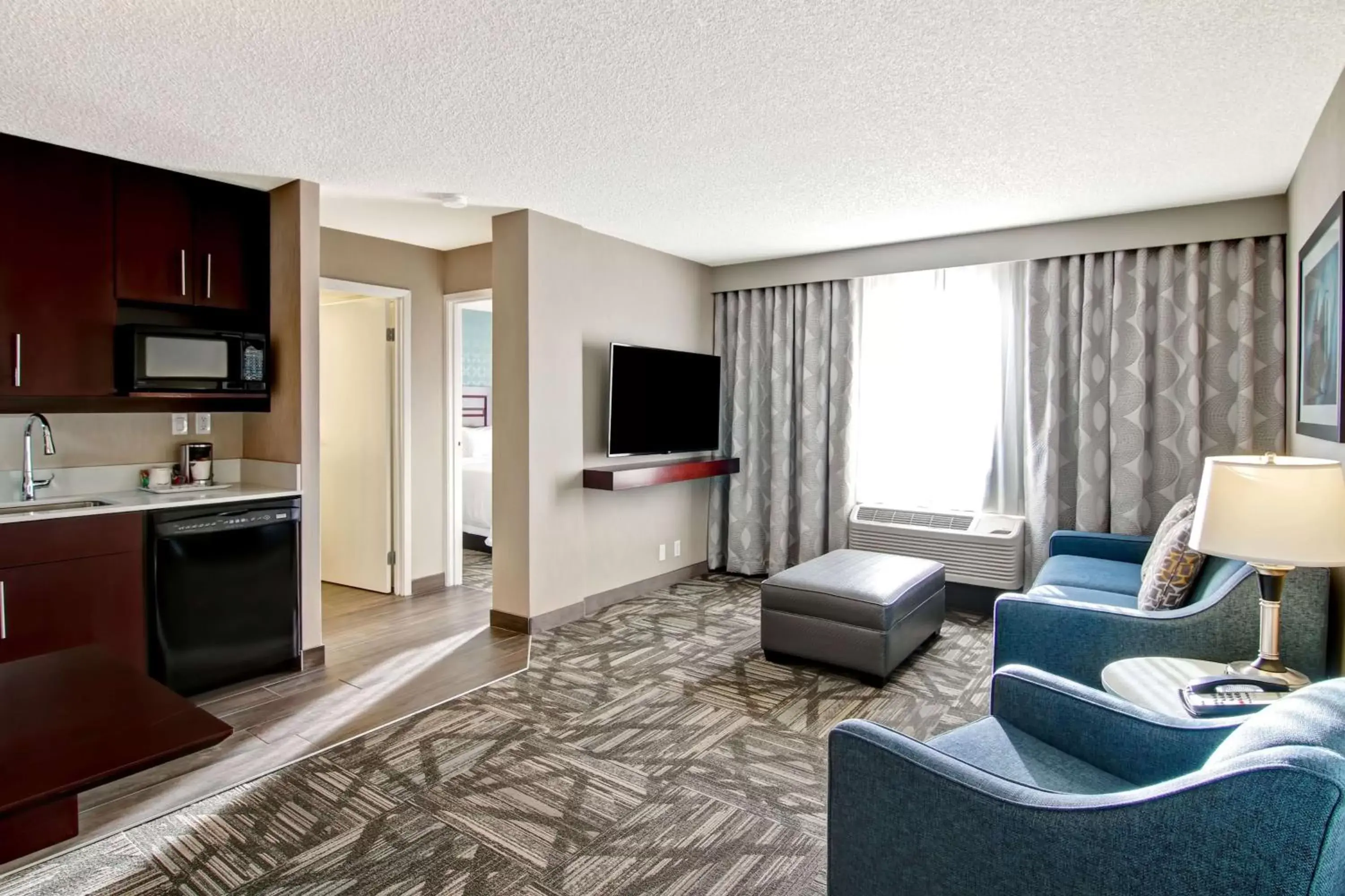 Bedroom, Seating Area in Hampton Inn & Suites by Hilton Calgary-Airport