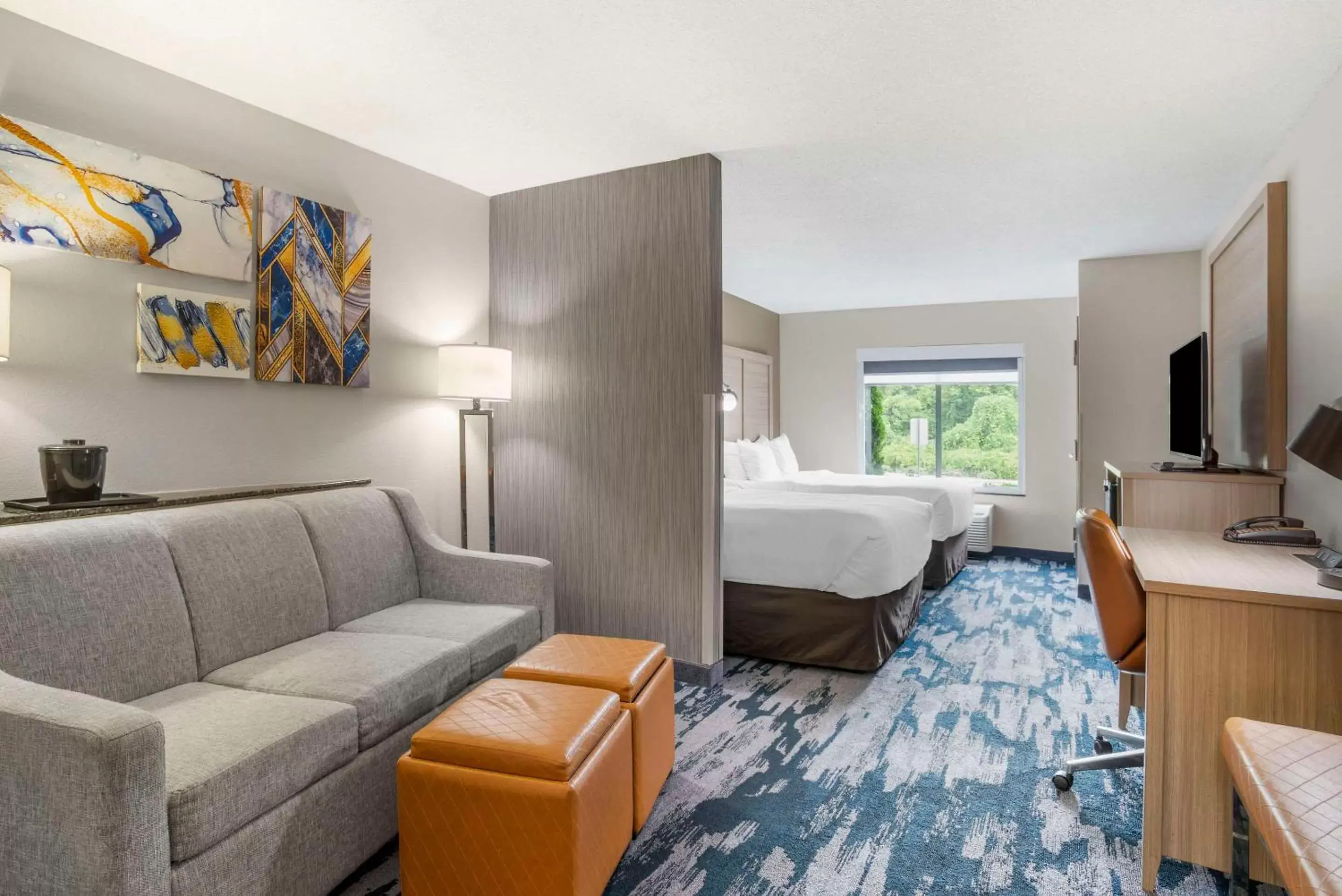 Bedroom, Seating Area in Comfort Suites At WestGate Mall