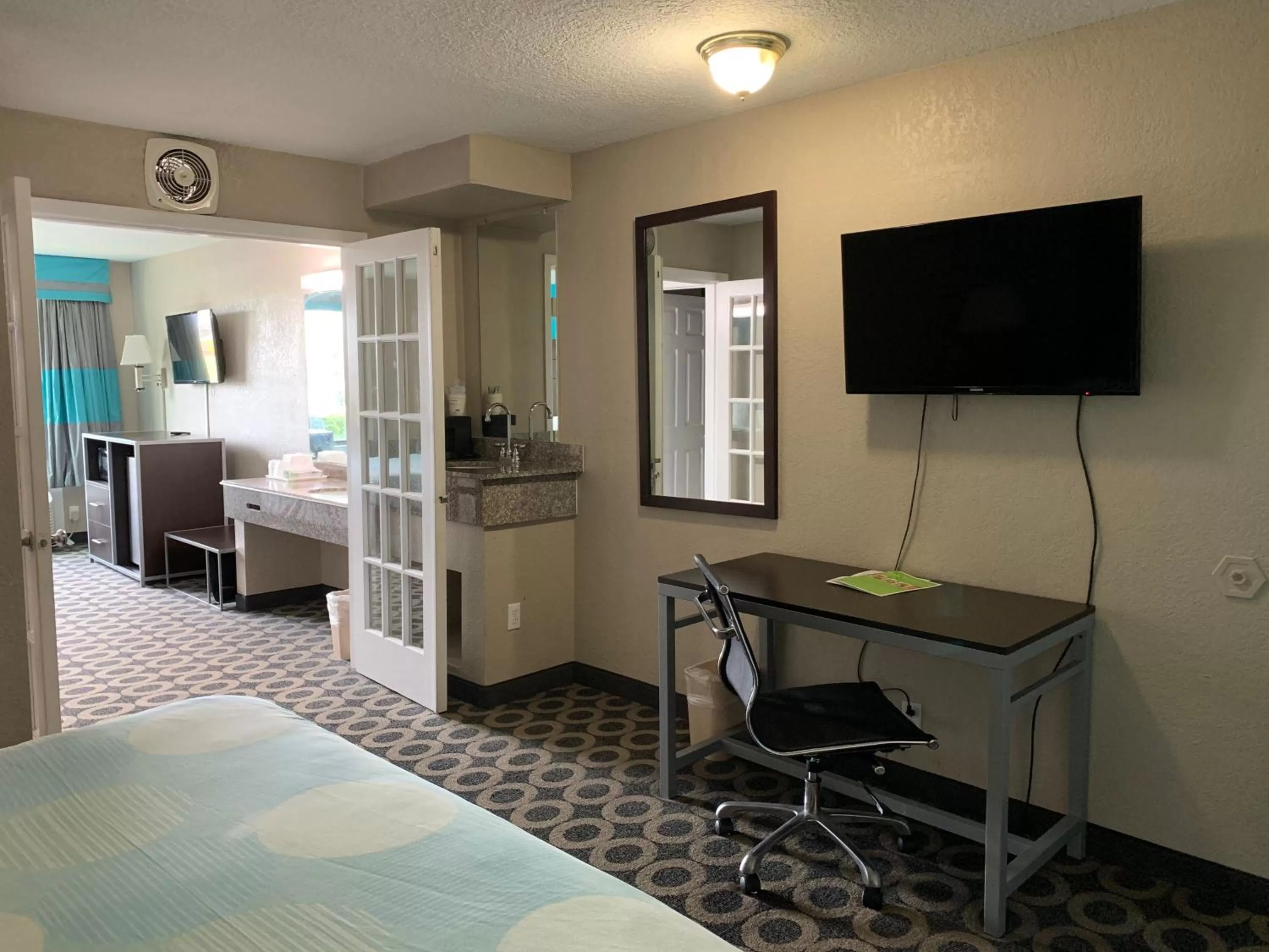 Bedroom, Bed in Travelodge by Wyndham San Antonio Downtown Northeast