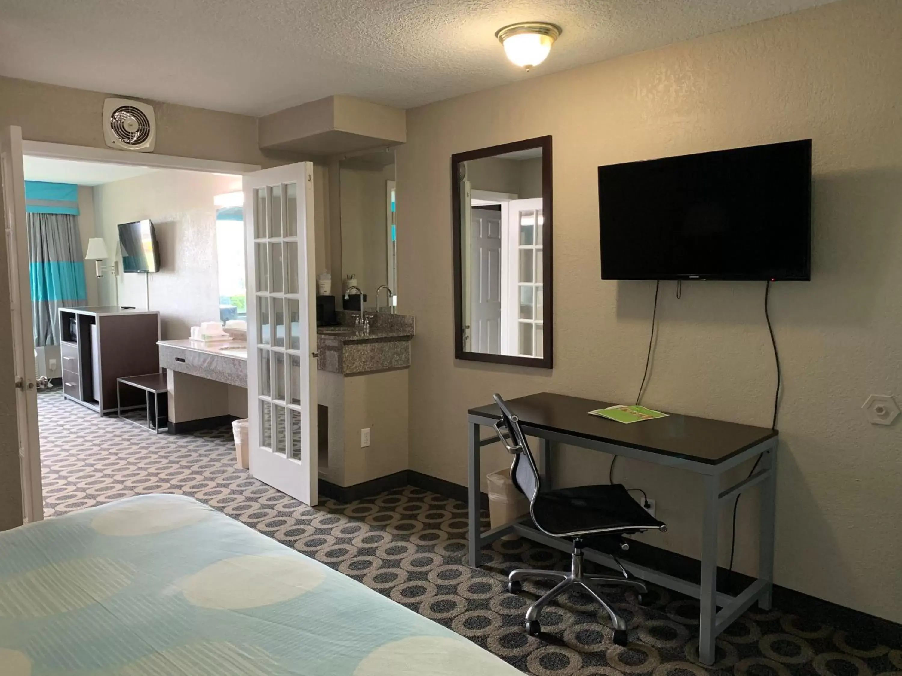 Bedroom, TV/Entertainment Center in Travelodge by Wyndham San Antonio Downtown Northeast