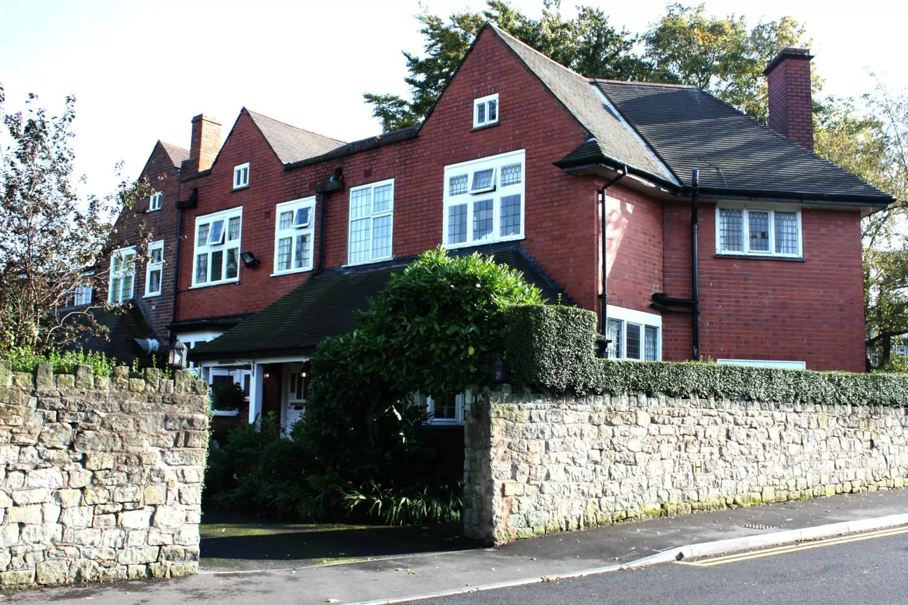 Property Building in Barons Court Hotel