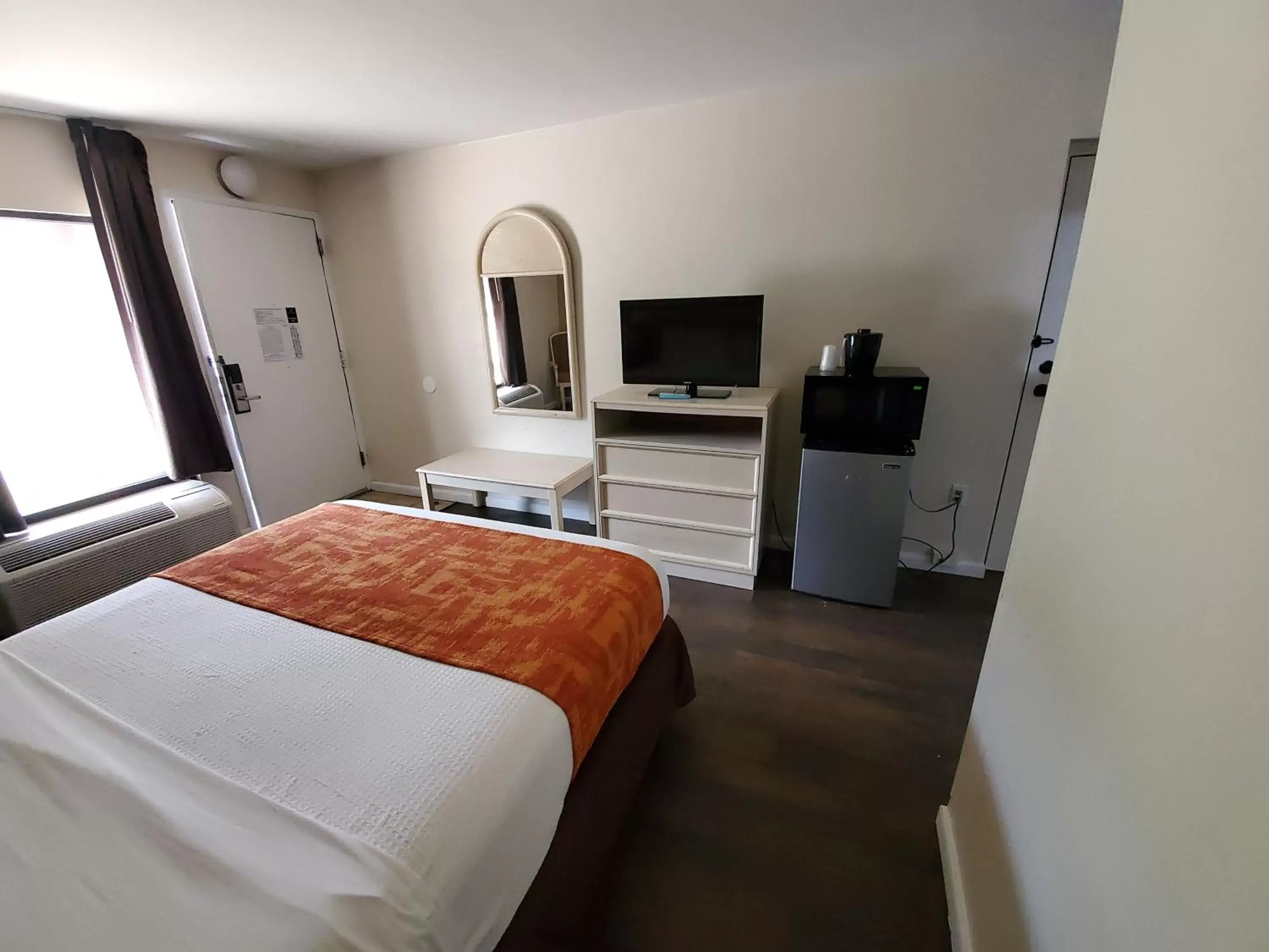 Queen Bed Accessible Exterior Hall - 1st Floor in THE PARAGON of Golden Isles Queen Bed Accessible Exterior Hall - 1st Floor in THE PARAGON of Golden Isles