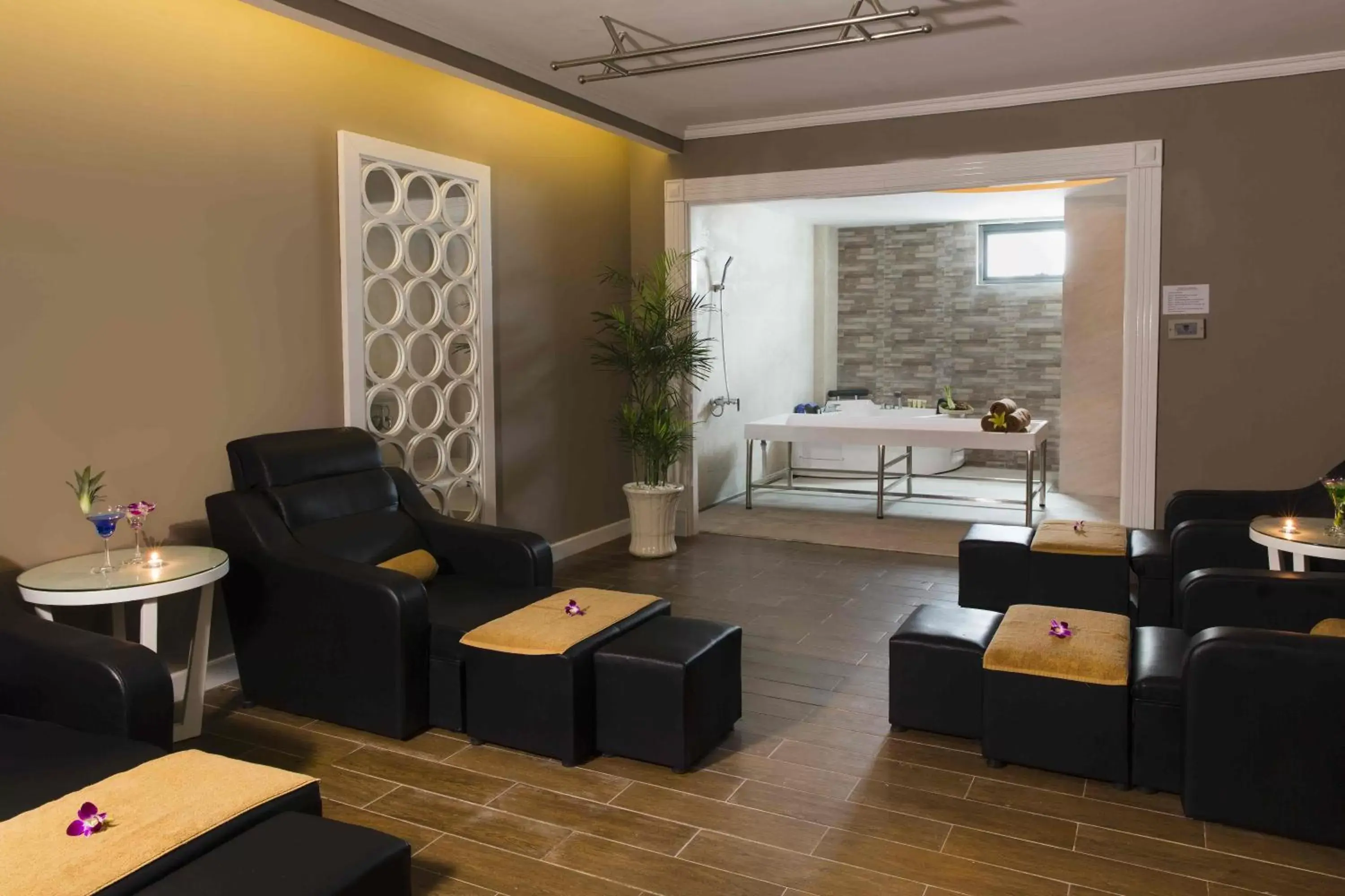 Spa and wellness centre/facilities, Lounge/Bar in Gold Ocean Apartment