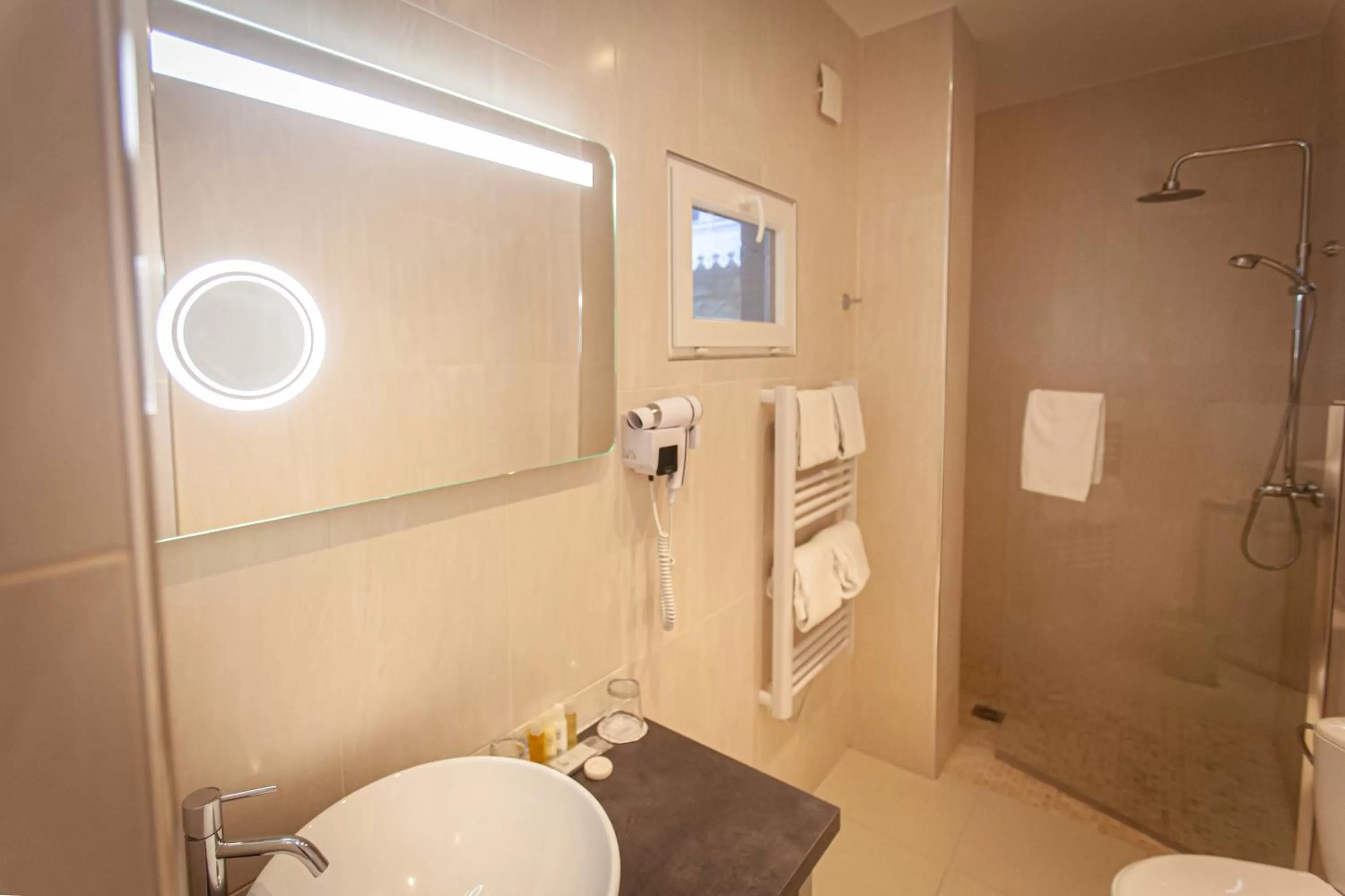 Bathroom in Hôtel Churchill Bordeaux Centre