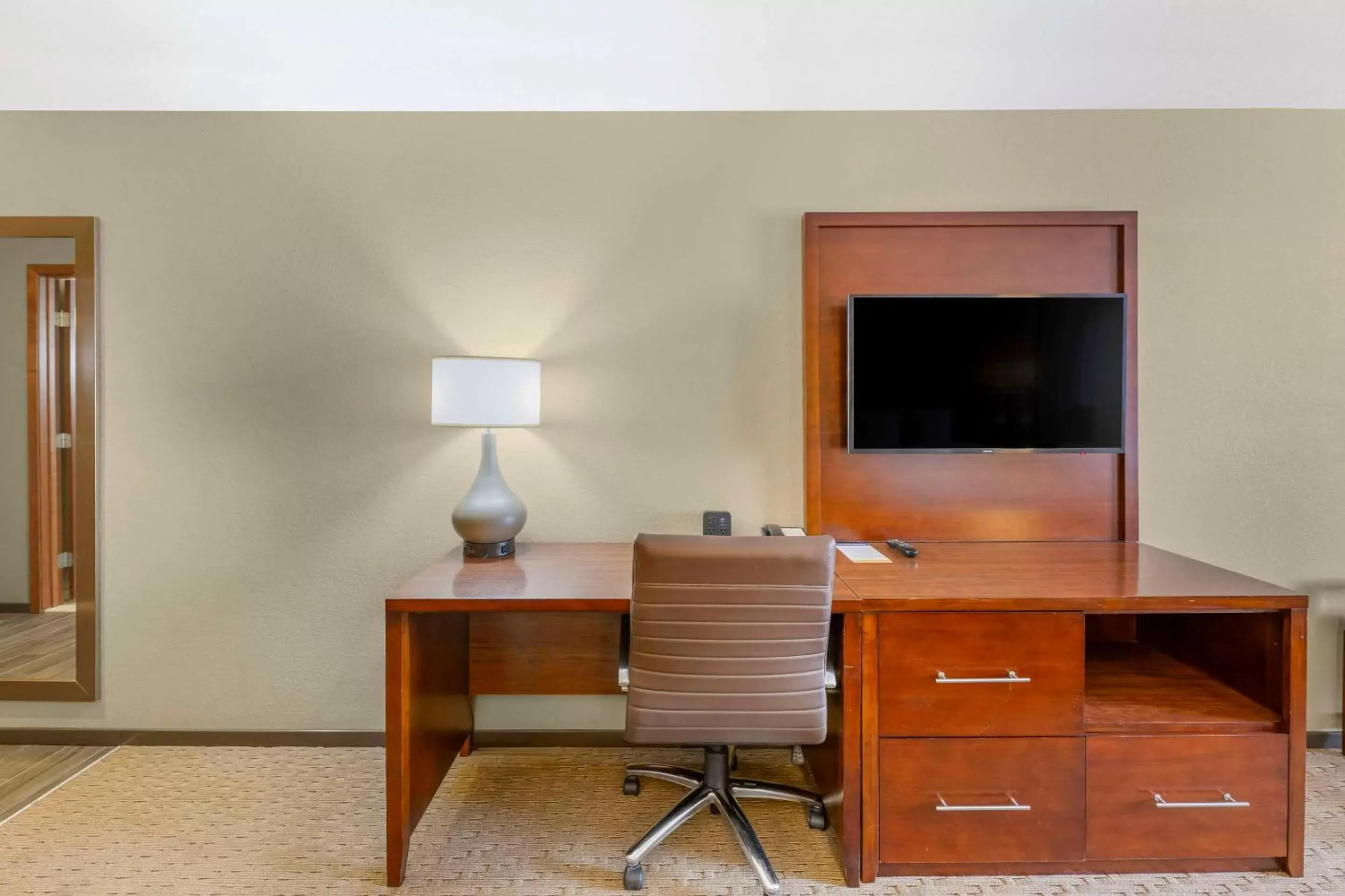 Bedroom, TV/Entertainment Center in Comfort Suites Carlsbad