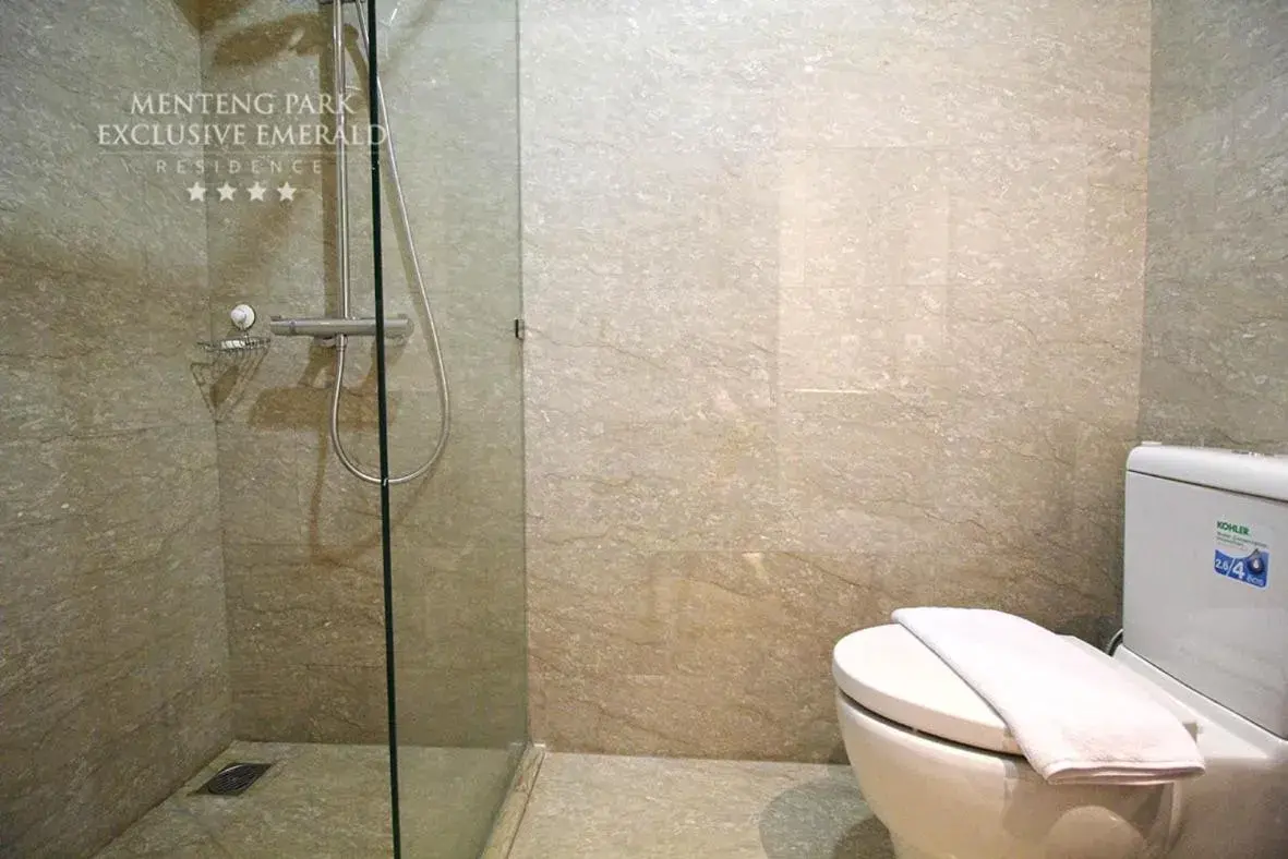 Bathroom in Menteng Park Exclusive Emerald