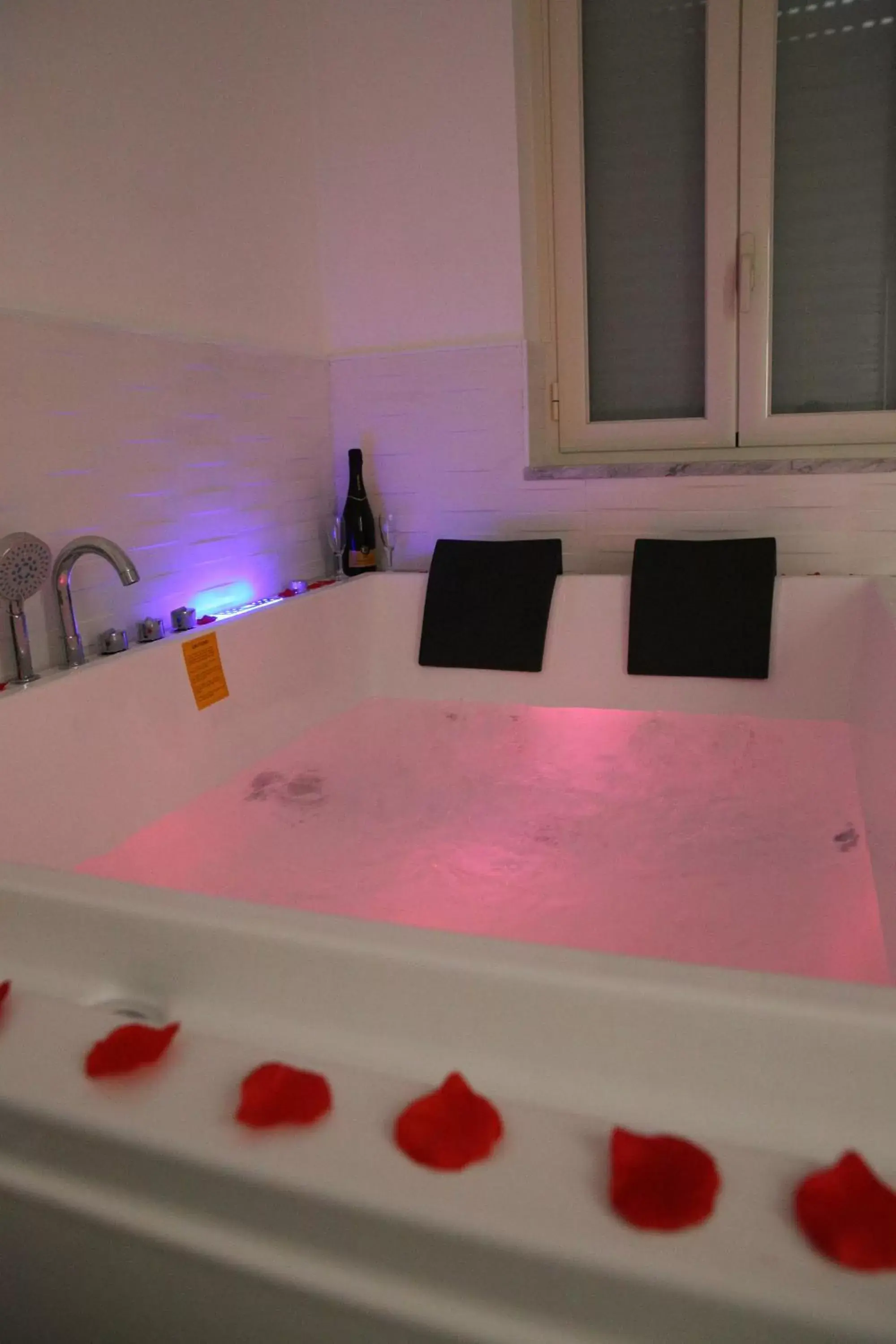 Hot Tub in Andolfi 24 Rooms