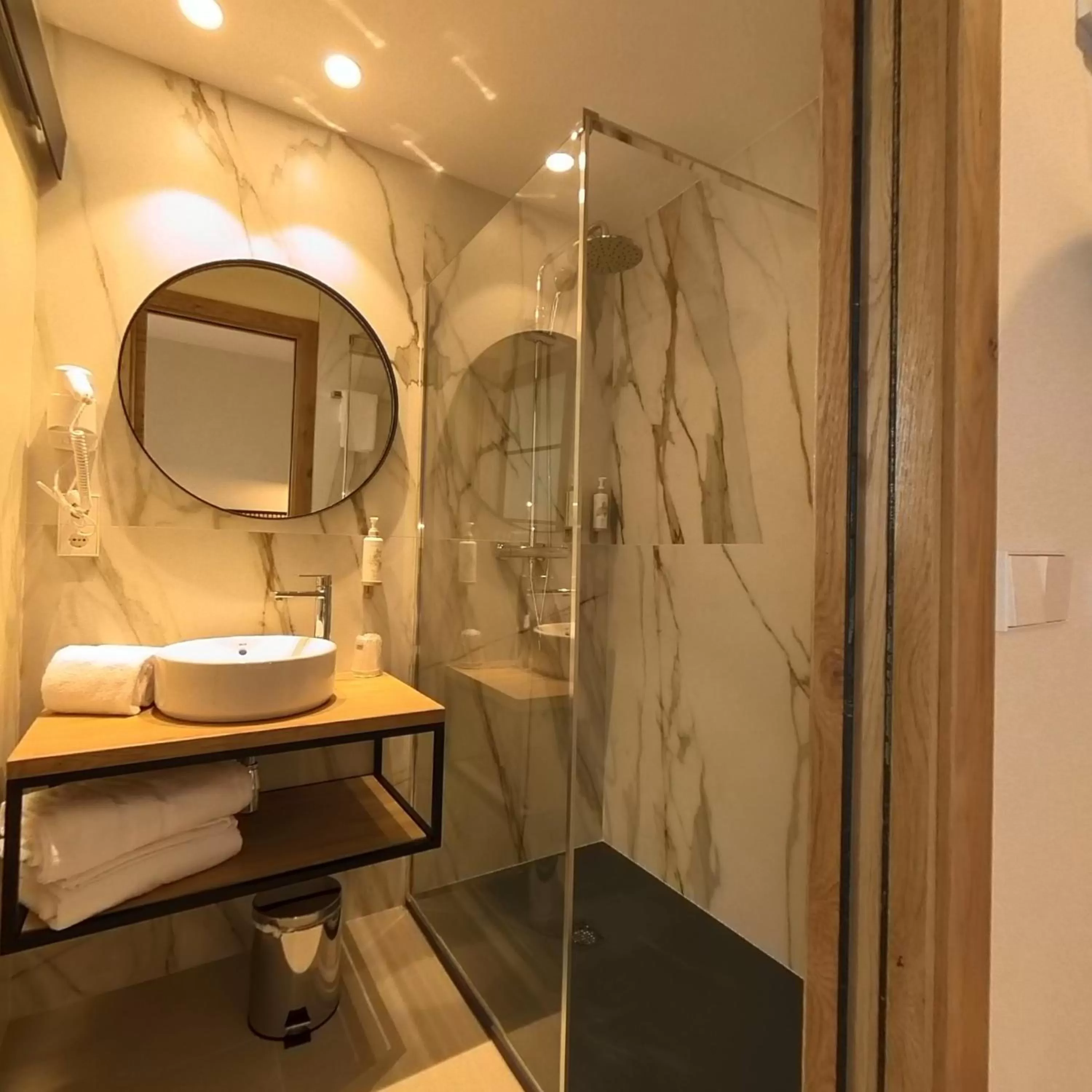 Shower in Hotel Marfany