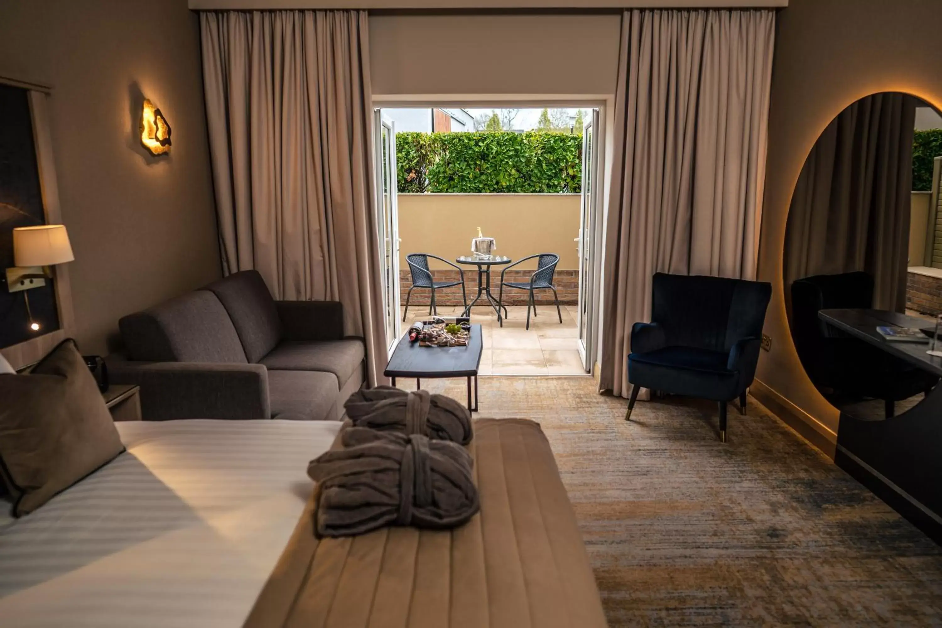 Bed, Seating Area in County Arms Hotel Birr