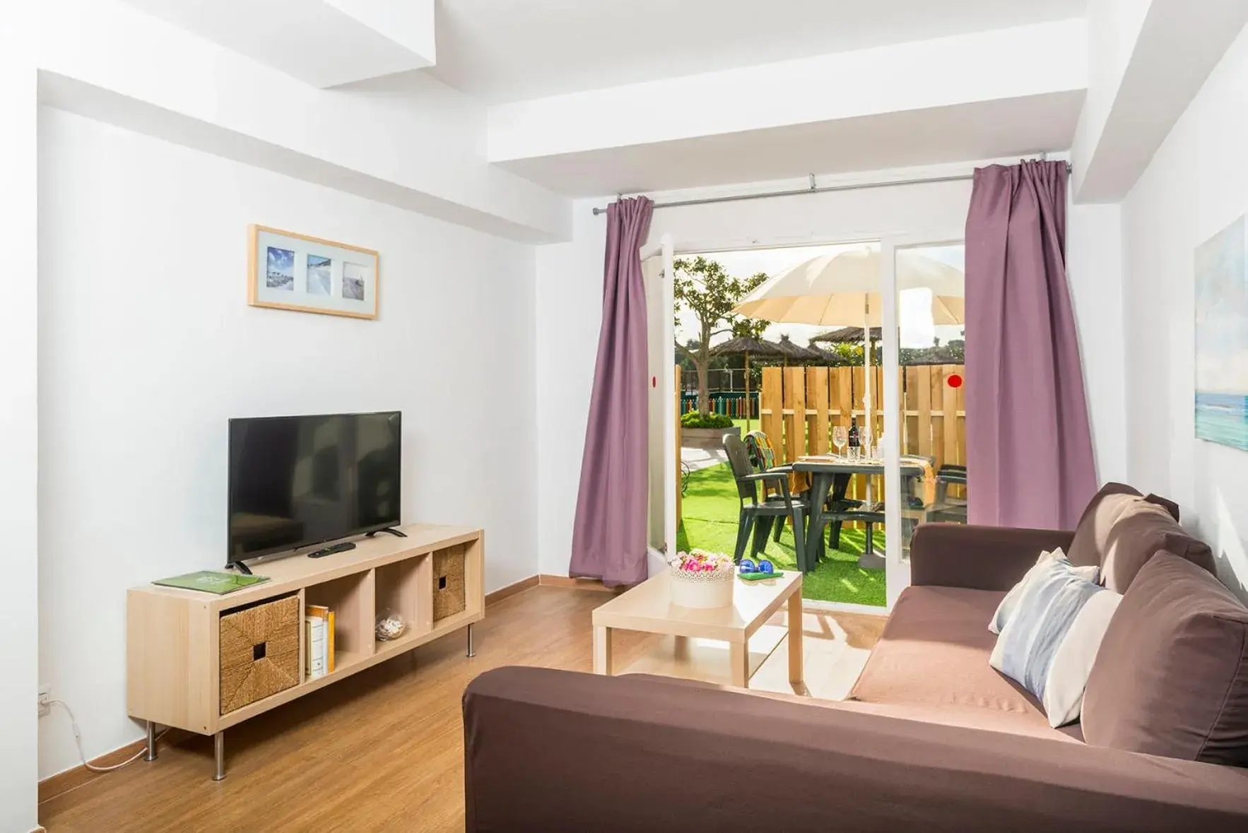 TV and multimedia, Seating Area in Apartaments Els Llorers