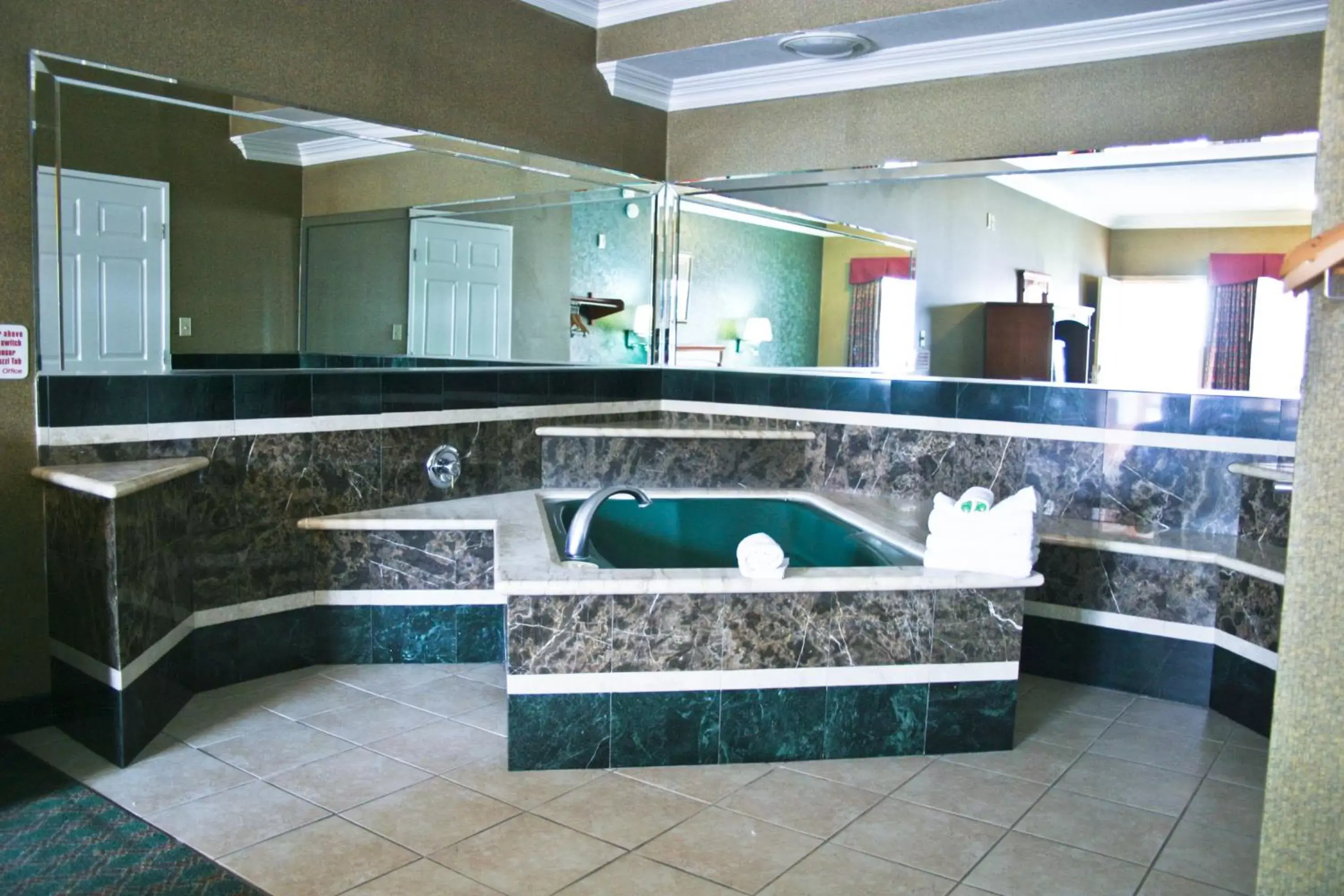Spa and wellness centre/facilities, Bathroom in Crystal Inn Suites & Spas