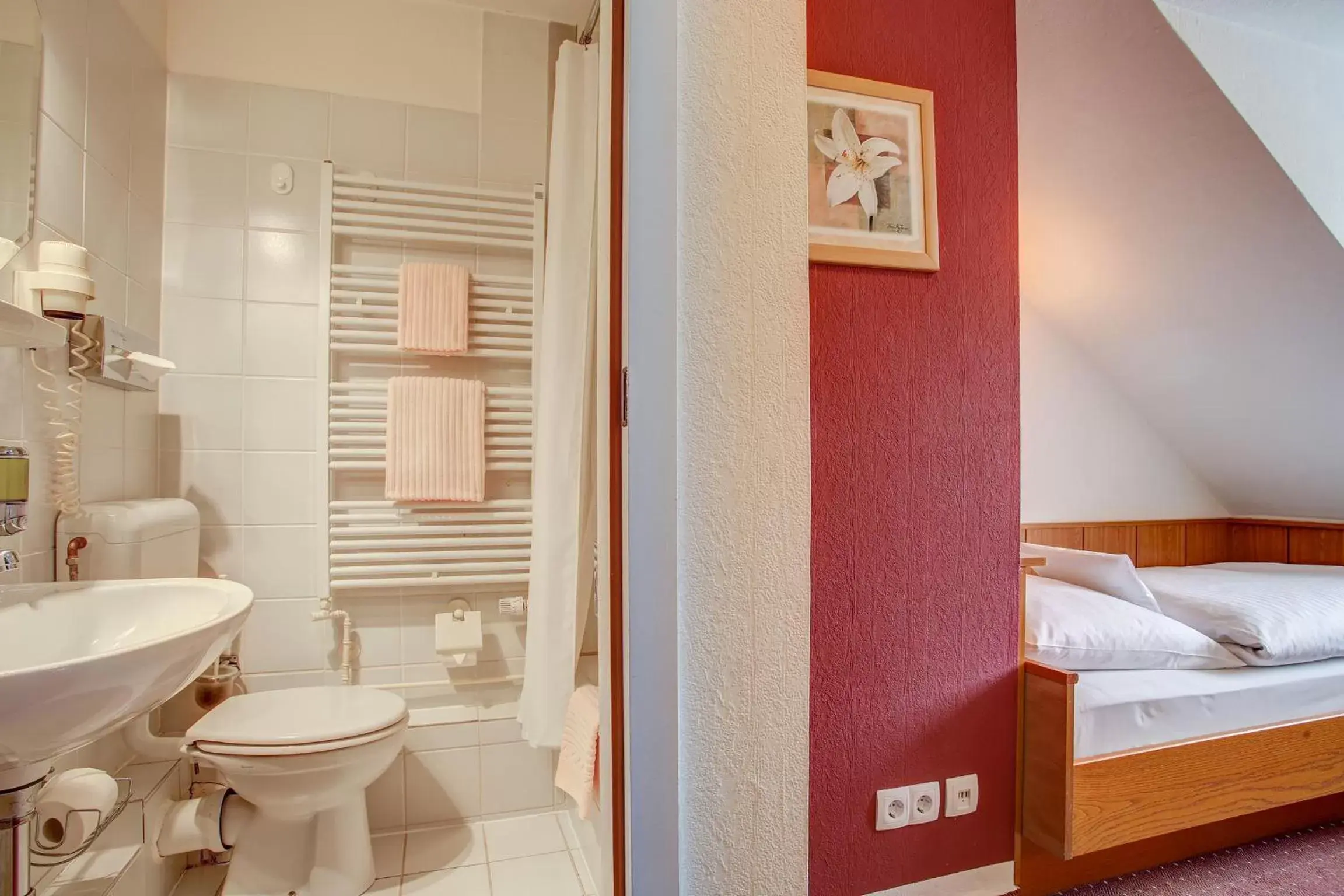 Photo of the whole room, Bathroom in Centro Hotel Consul by INA