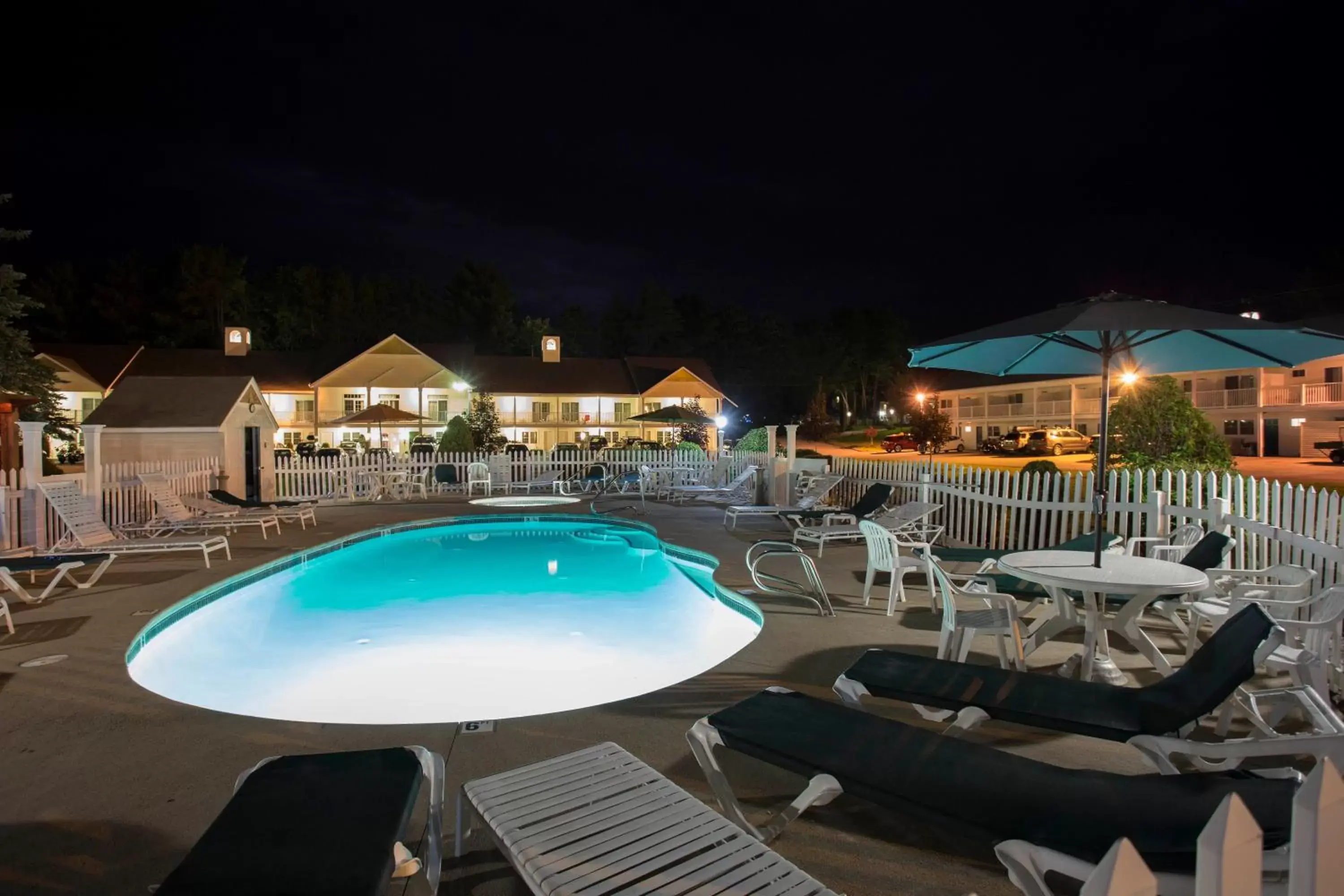 Night, Swimming Pool in Golden Gables Inn