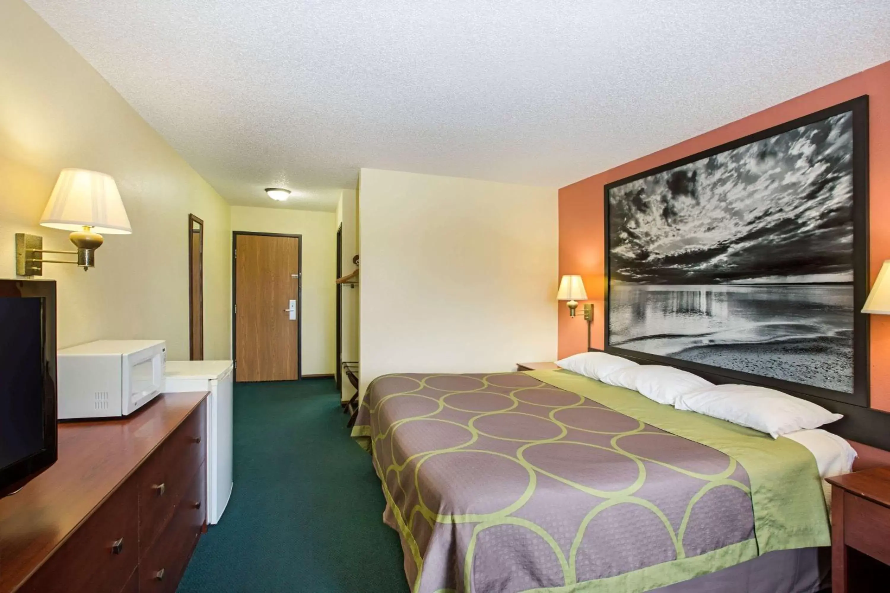 Photo of the whole room, Bed in Super 8 by Wyndham Oskaloosa IA