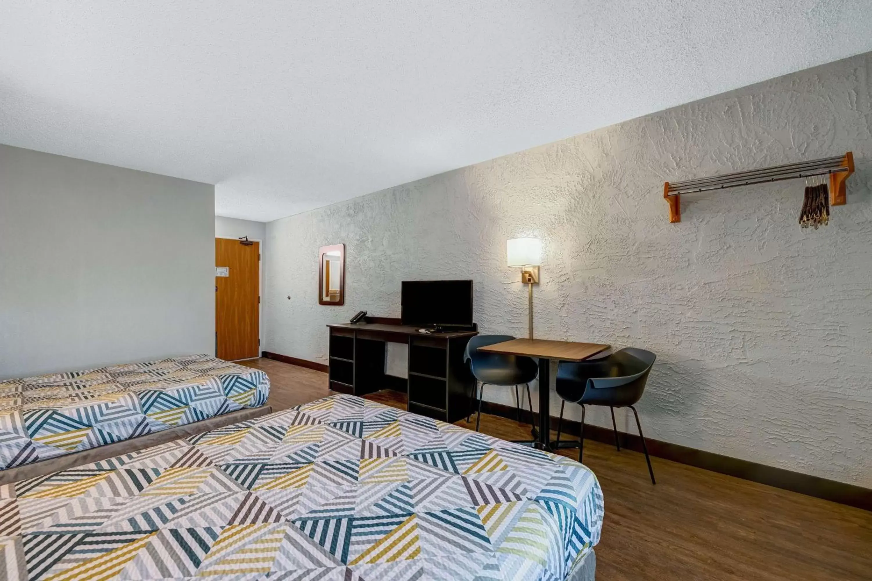Bedroom, TV/Entertainment Center in Motel 6-Elk Grove Village, IL - O'Hare