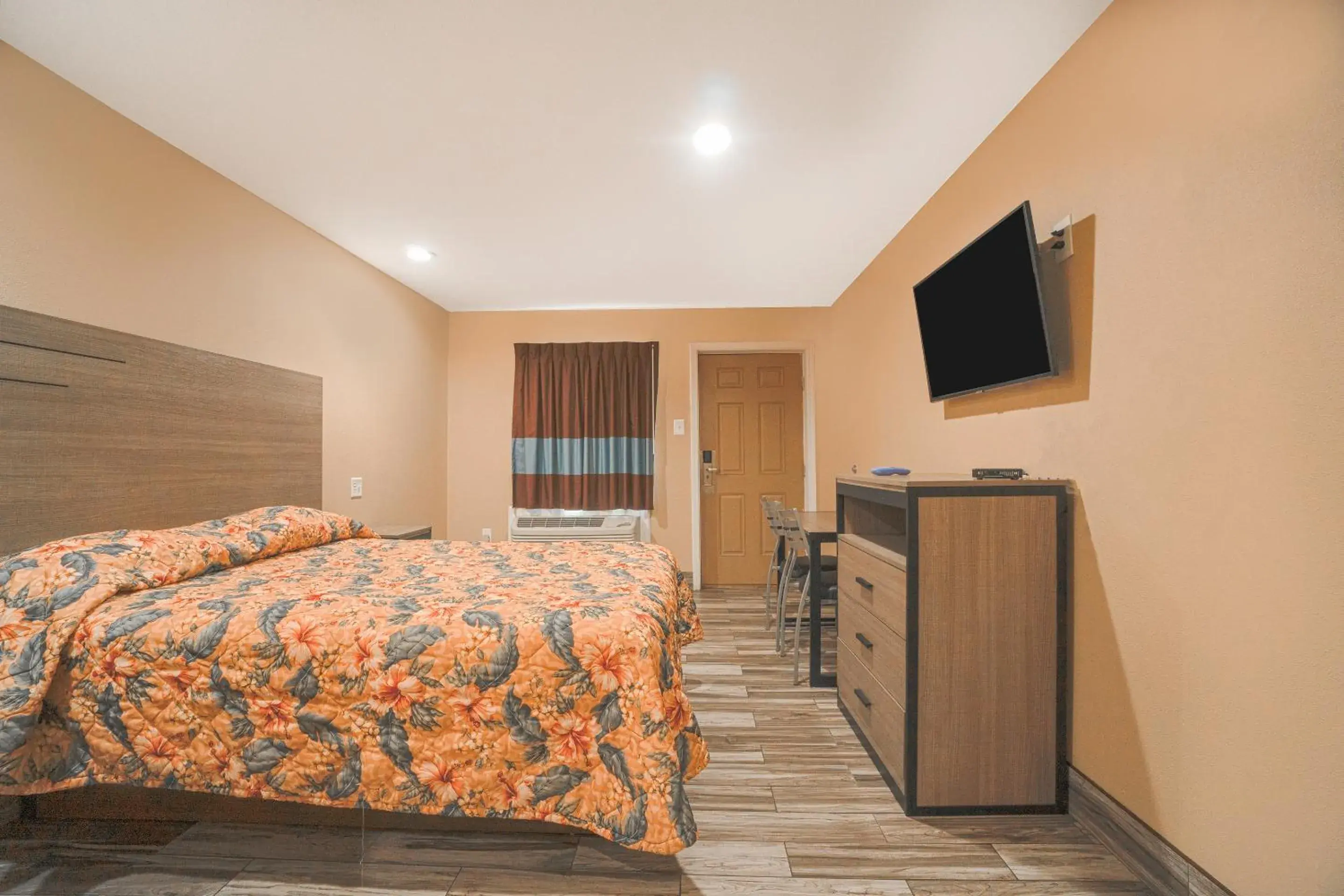 Bedroom, TV/Entertainment Center in OYO Hotel Aransas Pass Corpus Christi TX-35