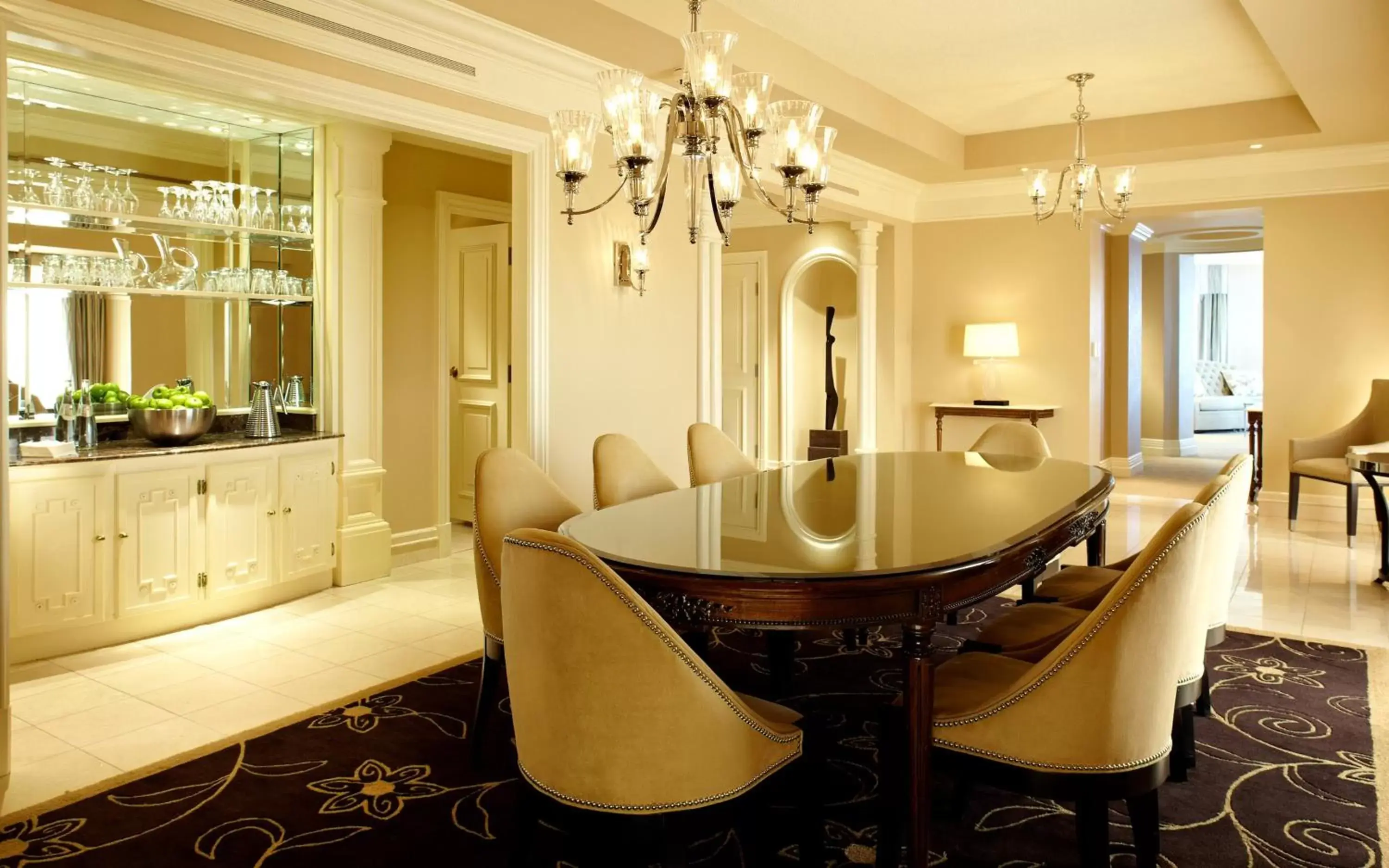 Photo of the whole room, Dining Area in InterContinental Montreal, an IHG Hotel