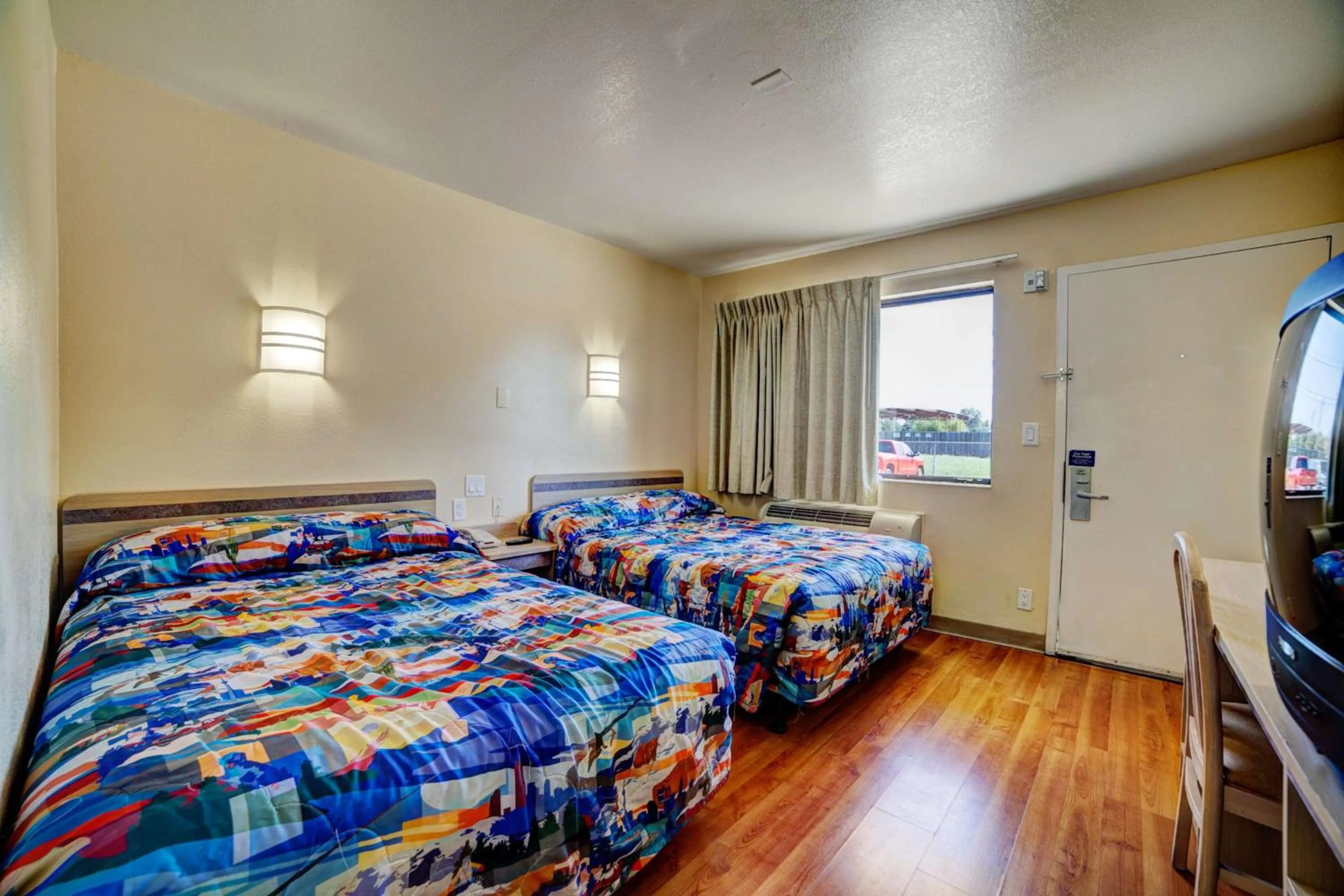 Photo of the whole room, Bed in Super 7 Inn