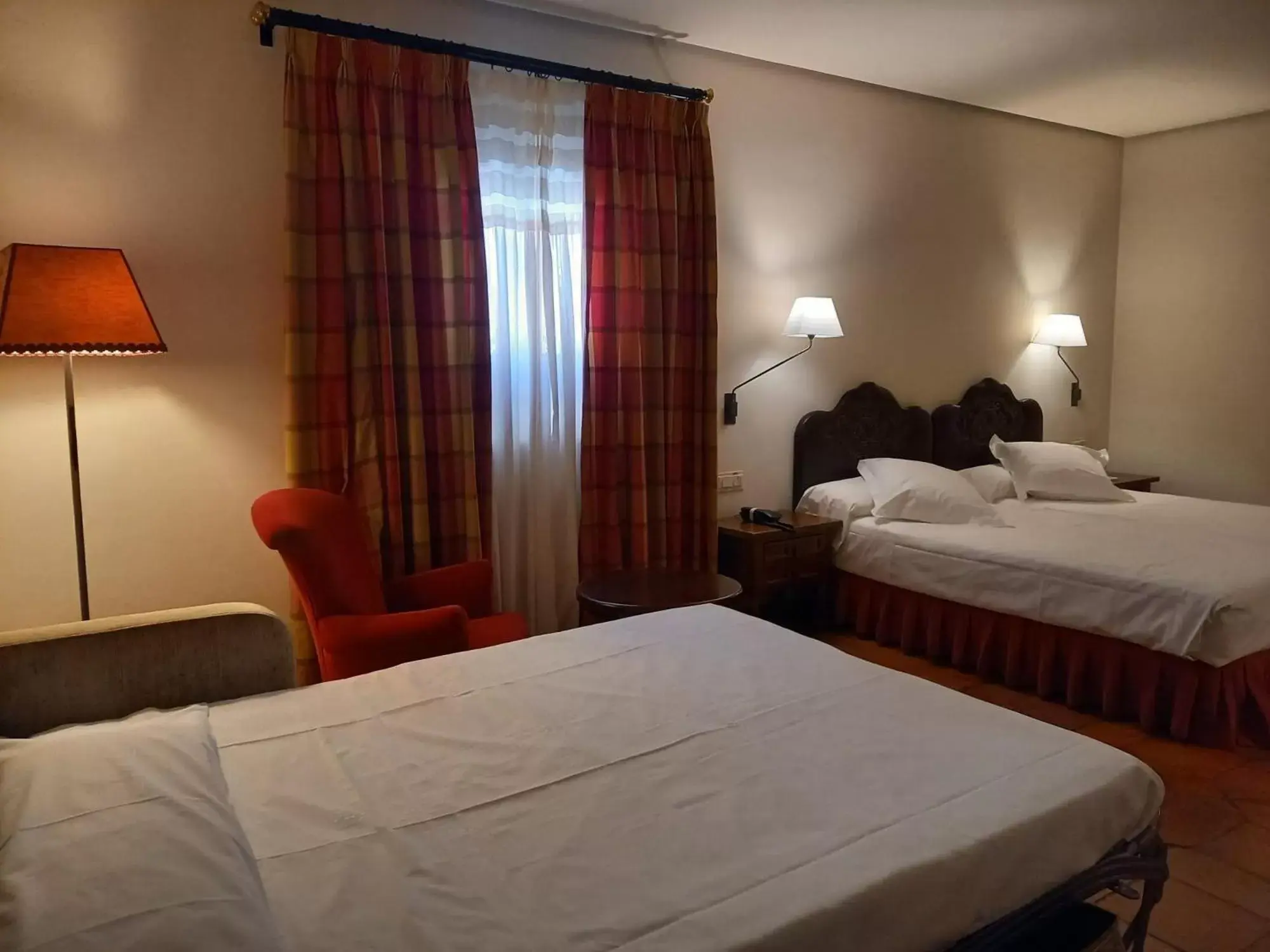 Photo of the whole room, Bed in Parador de Zafra