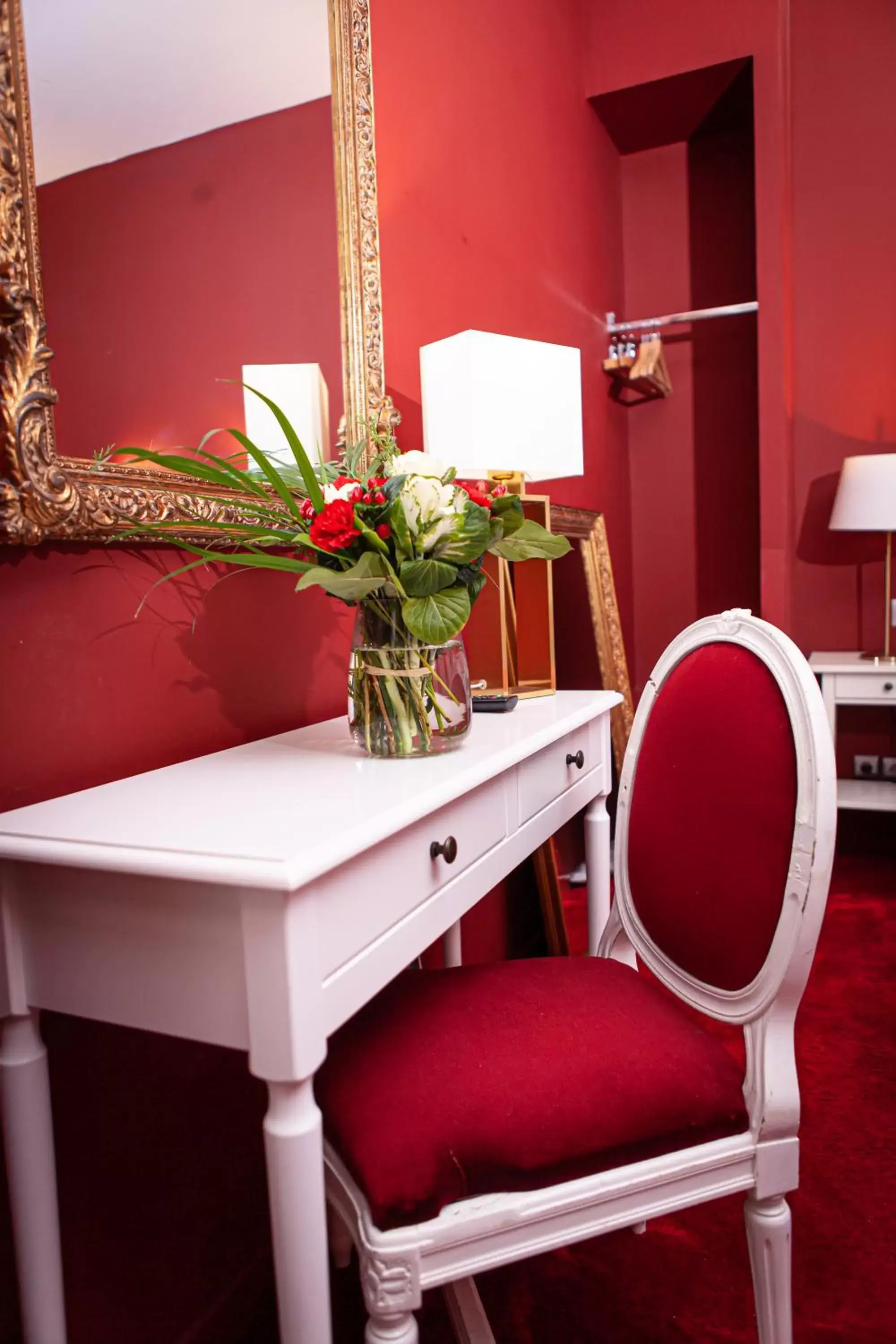 Bedroom, Bathroom in Hôtel Churchill Bordeaux Centre