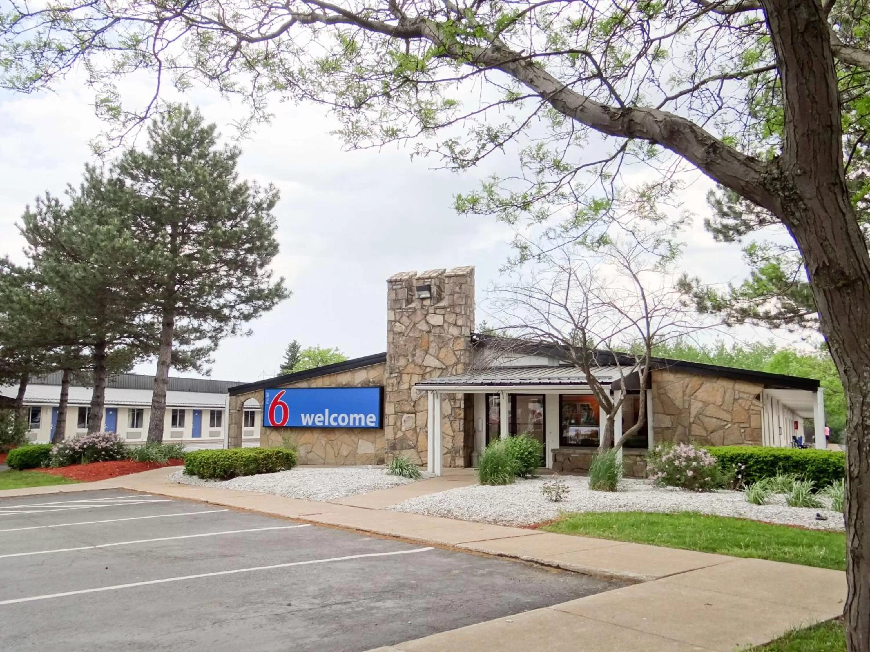 Property building in Motel 6-Erie, PA