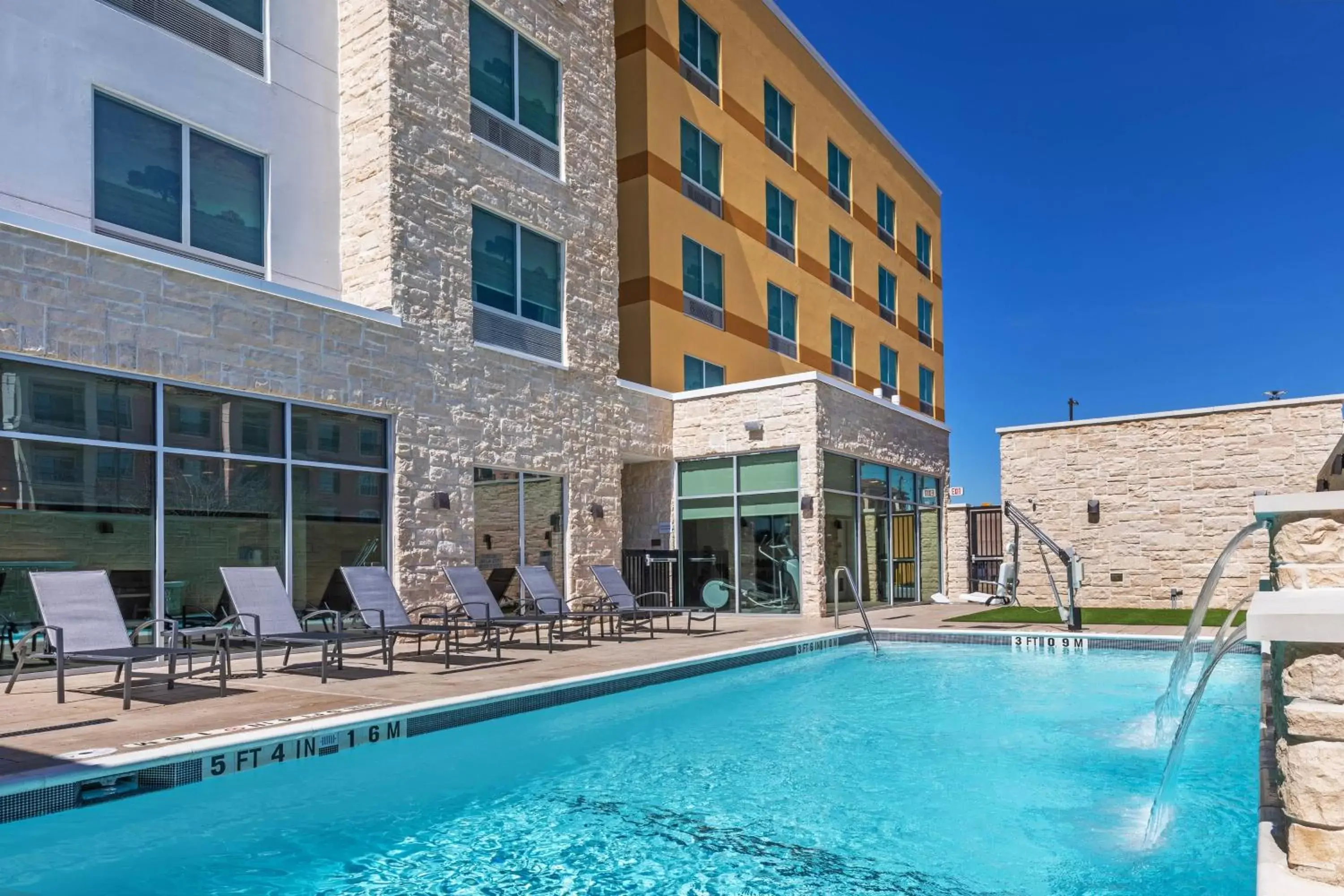 Swimming pool, Property Building in Fairfield Inn & Suites Houston Memorial City Area