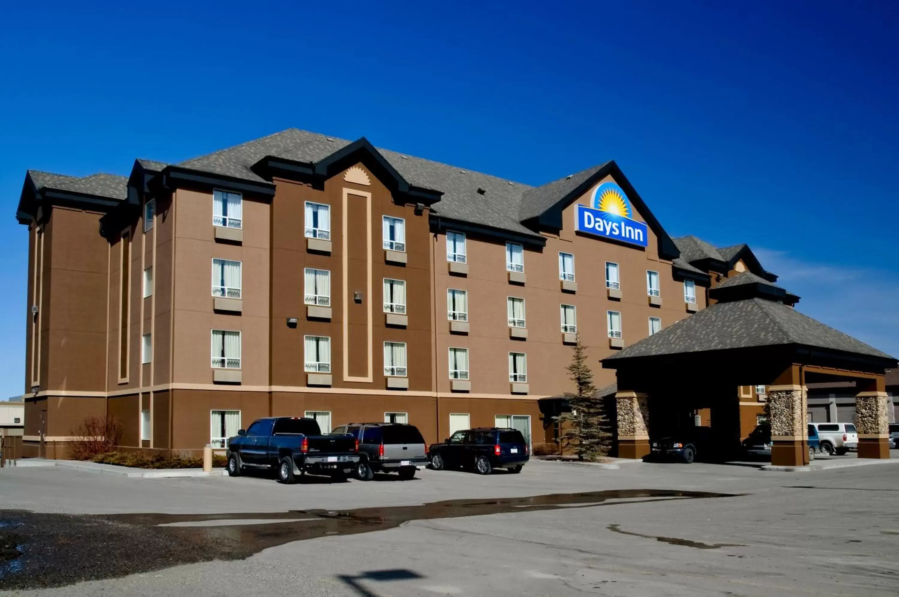 Facade/entrance, Property Building in Days Inn by Wyndham Calgary Airport