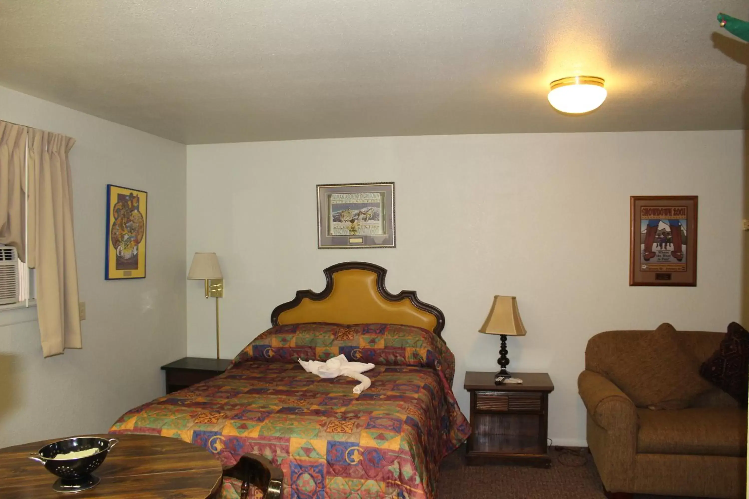 Seating area, Bed in The Siesta Motel