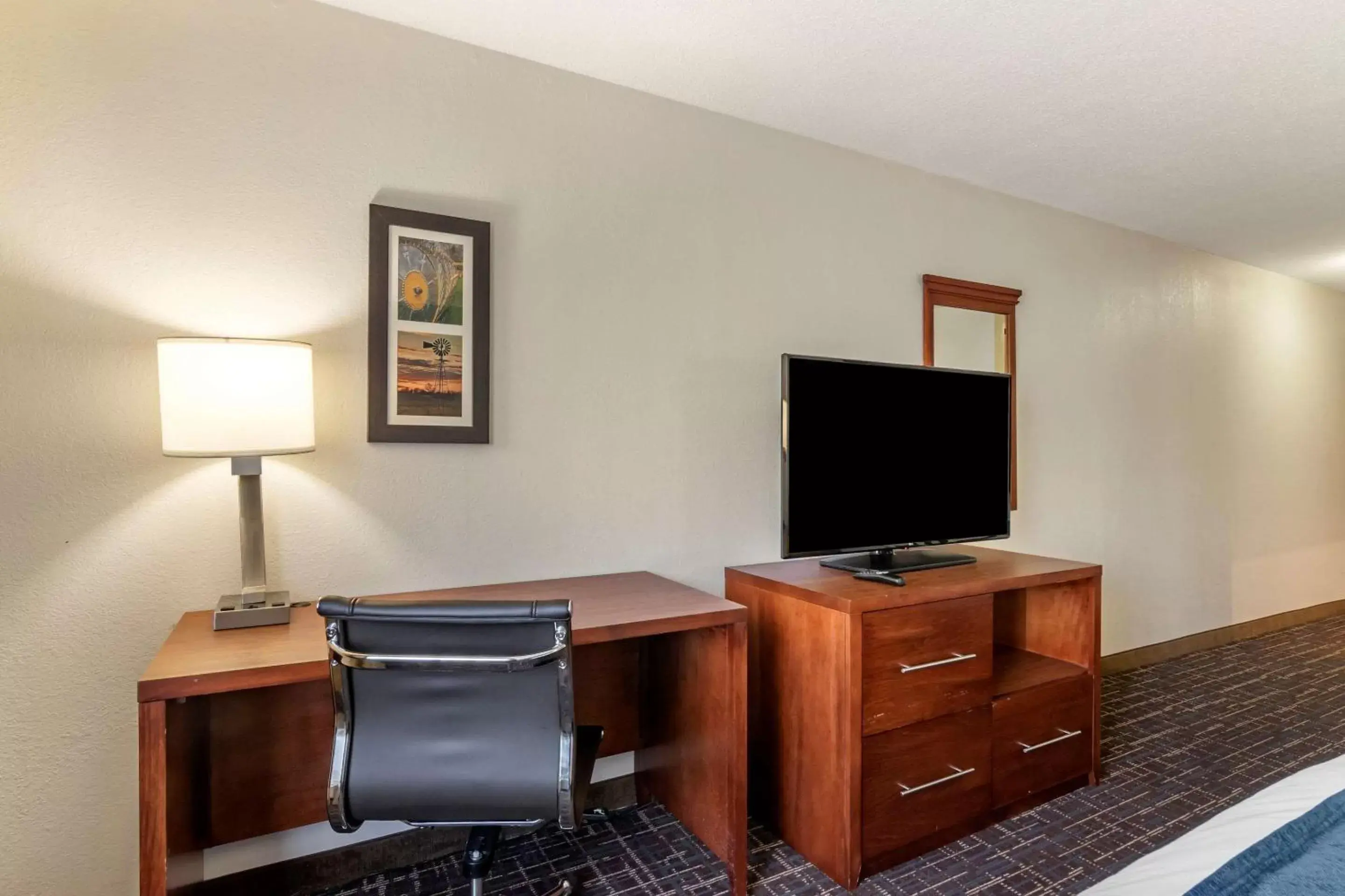 Photo of the whole room, TV/Entertainment Center in Comfort Inn & Suites Lees Summit -Kansas City