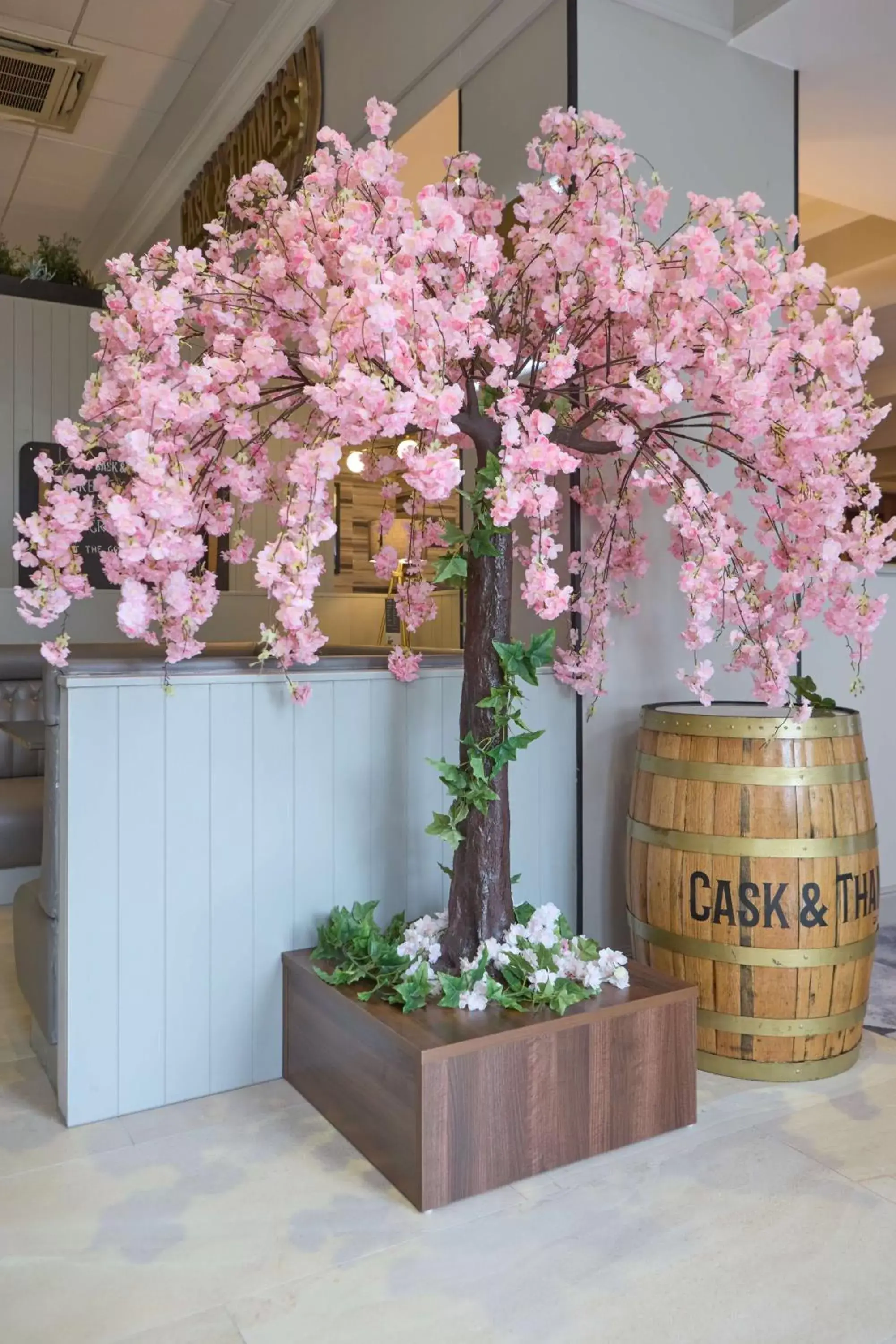 Lounge or bar in DoubleTree by Hilton Dartford Bridge Lounge or bar in DoubleTree by Hilton Dartford Bridge