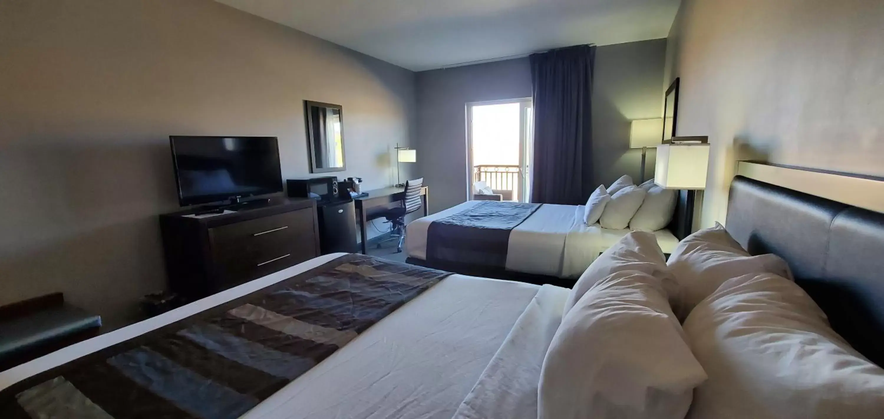 Bed, TV/Entertainment Center in Wingate by Wyndham Page Lake Powell