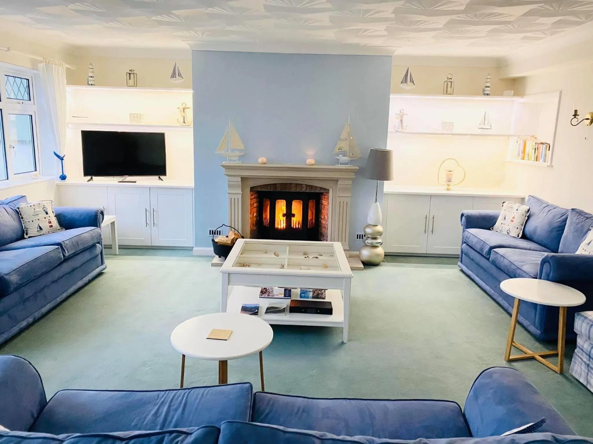 Communal lounge/ TV room in Tremarne Hotel