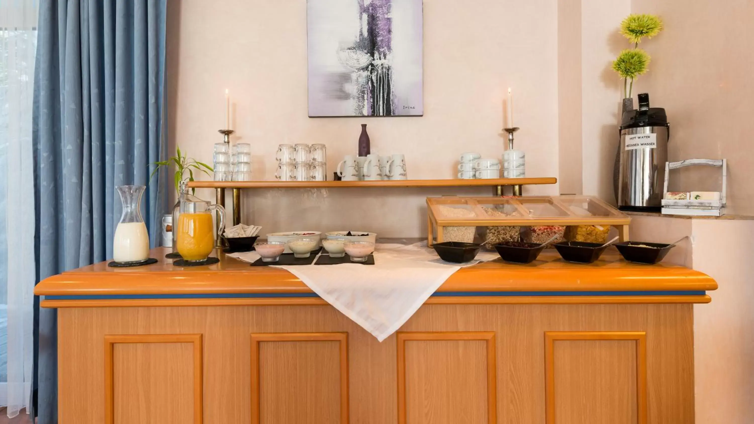 Dining area, Kitchen/Kitchenette in Hotel Alpenperle