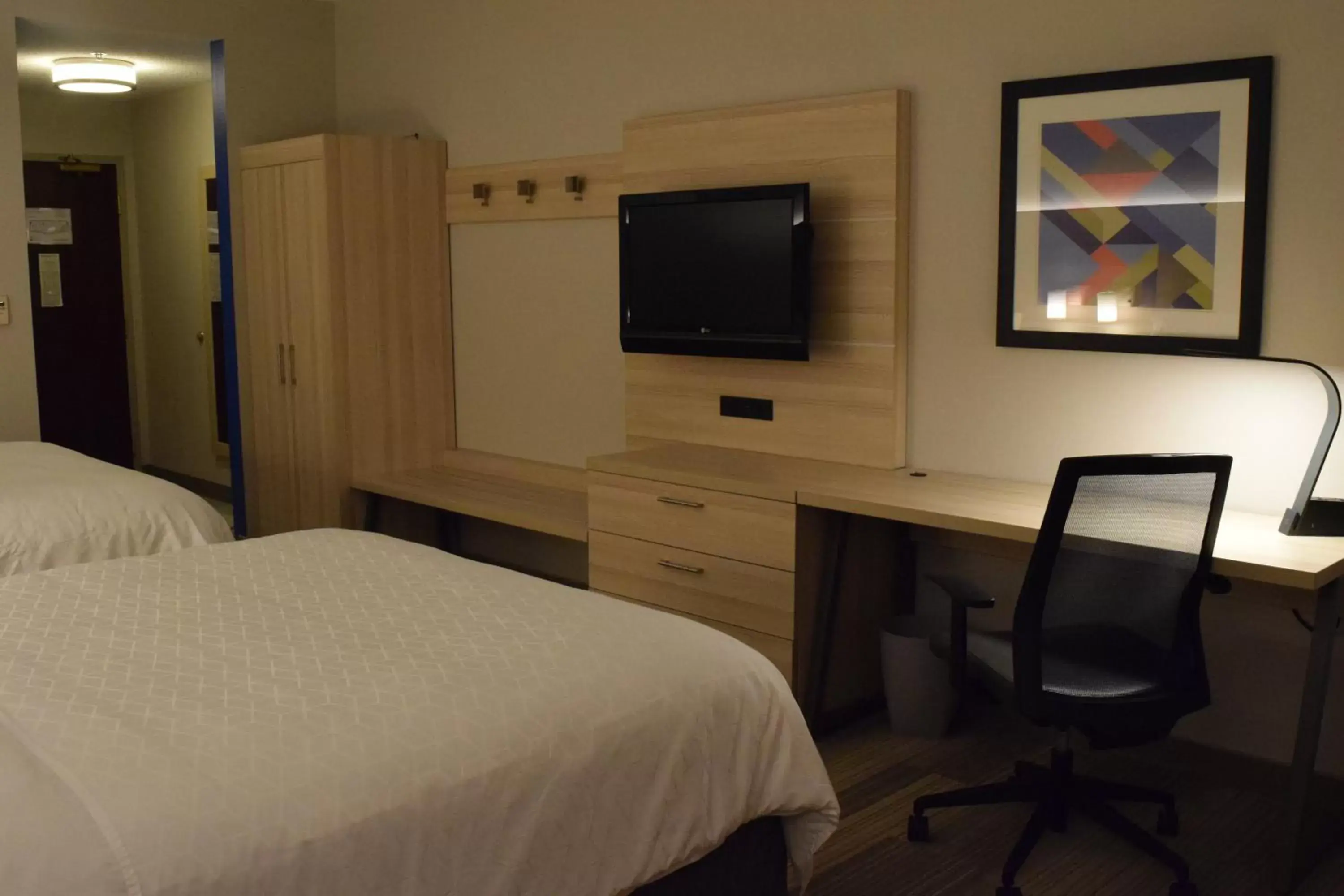 Photo of the whole room, TV/Entertainment Center in Holiday Inn Express Hotel & Suites Rochester Webster, an IHG Hotel