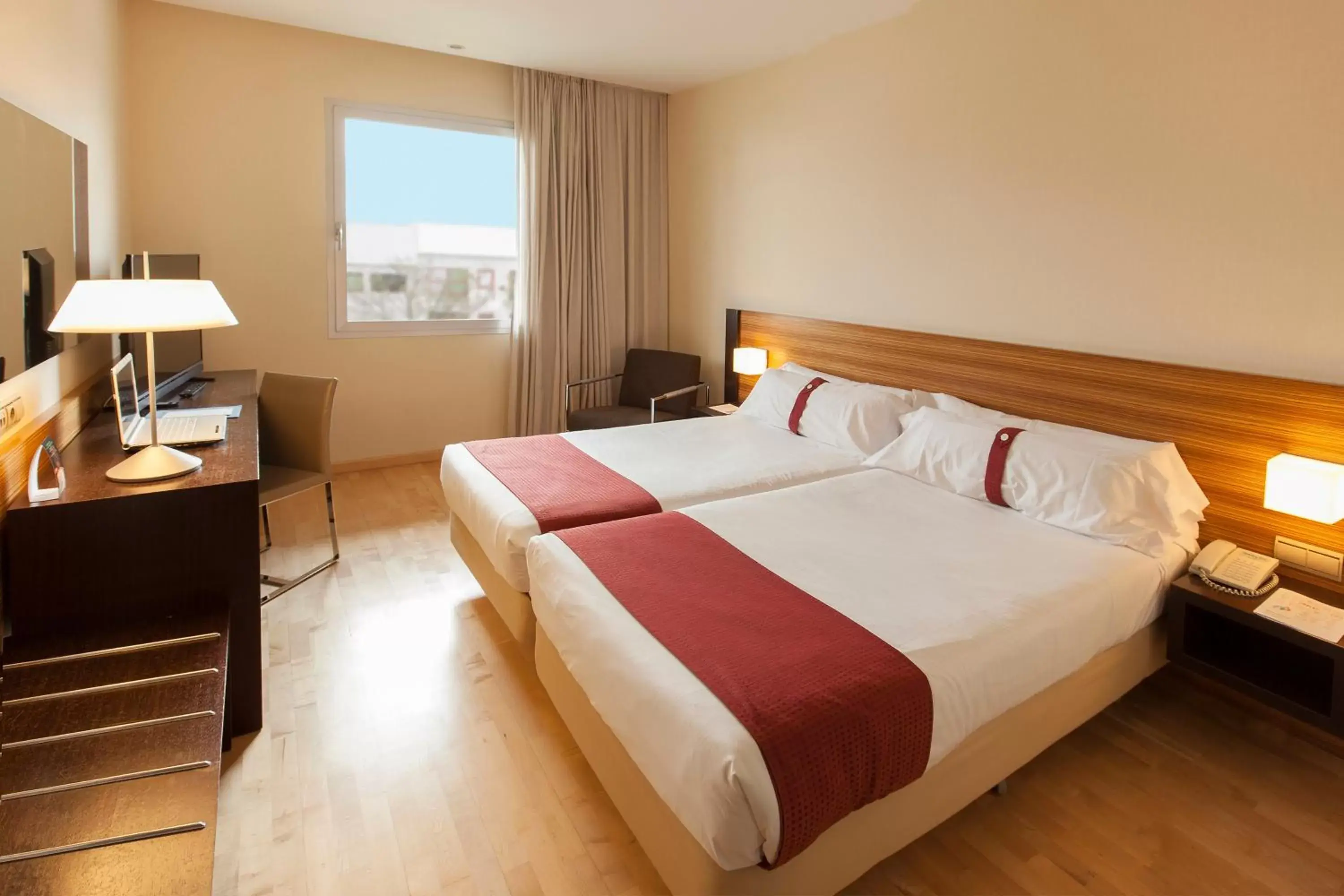 Photo of the whole room, Bed in Port Elche