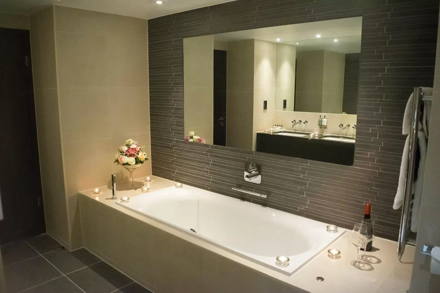 Bath, Bathroom in Holiday Inn Southend, an IHG Hotel