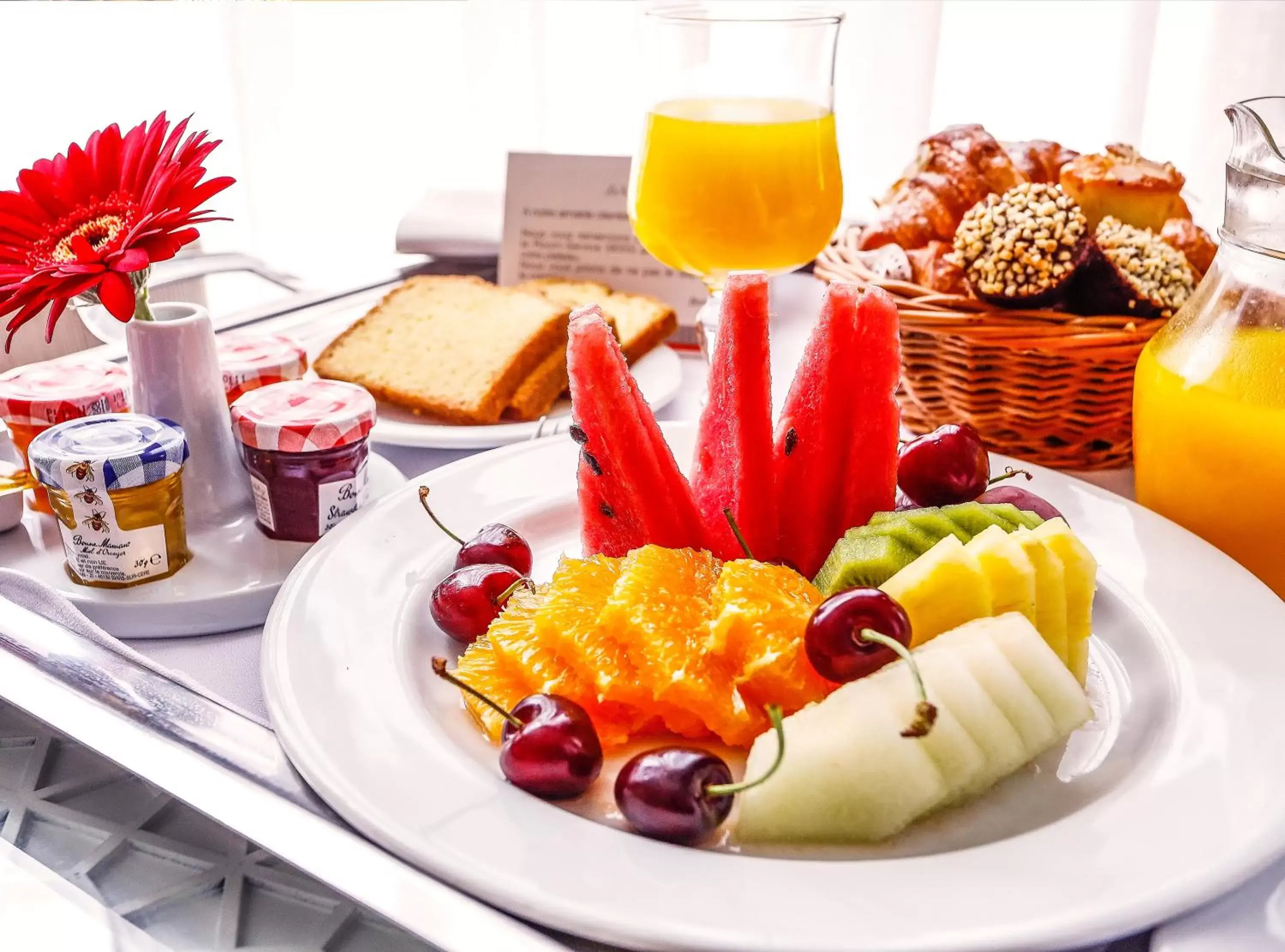 Food and drinks in La Tour Hassan Palace Food and drinks in La Tour Hassan Palace