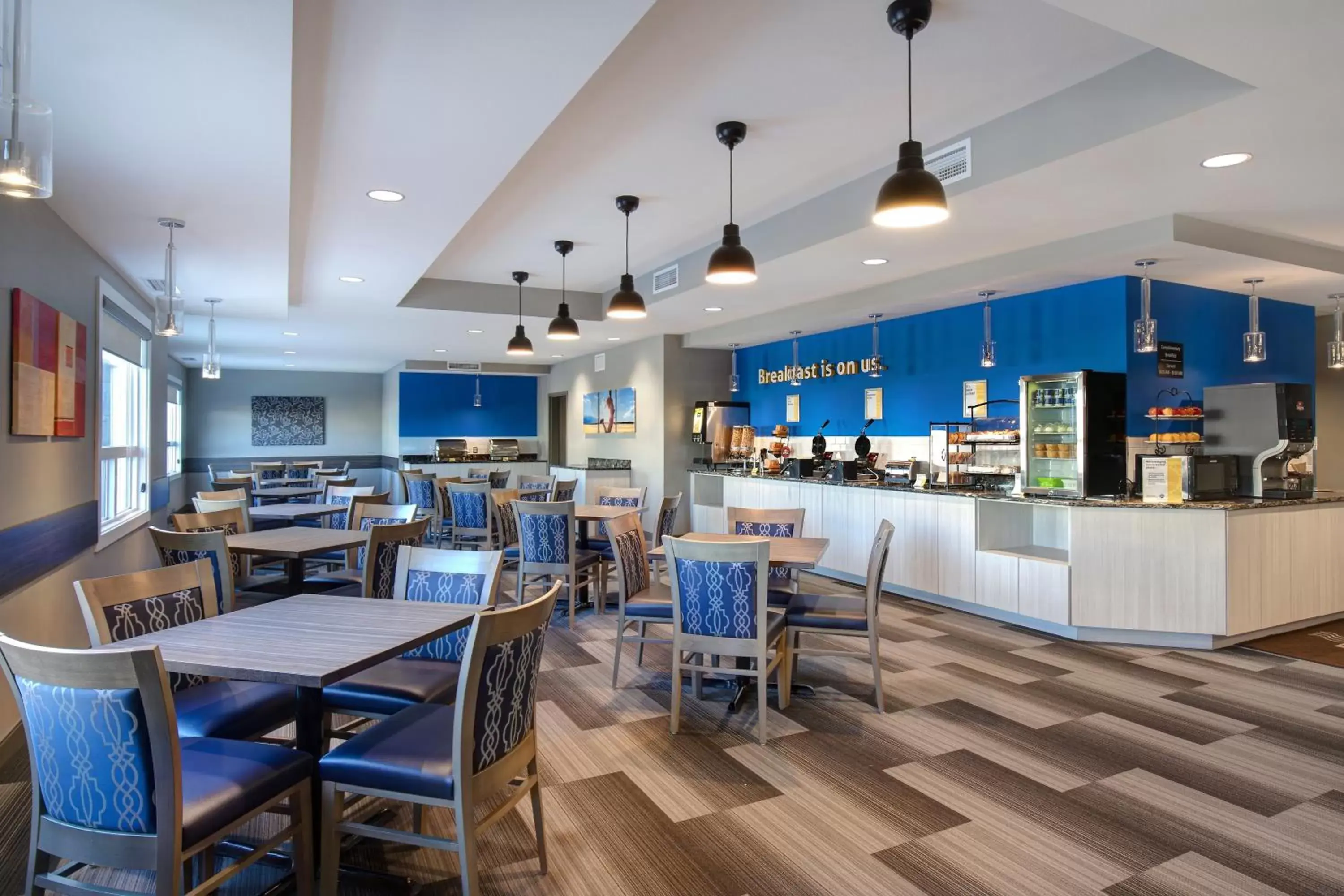 Breakfast, Restaurant/Places to Eat in Days Inn & Suites by Wyndham Warman Legends Centre