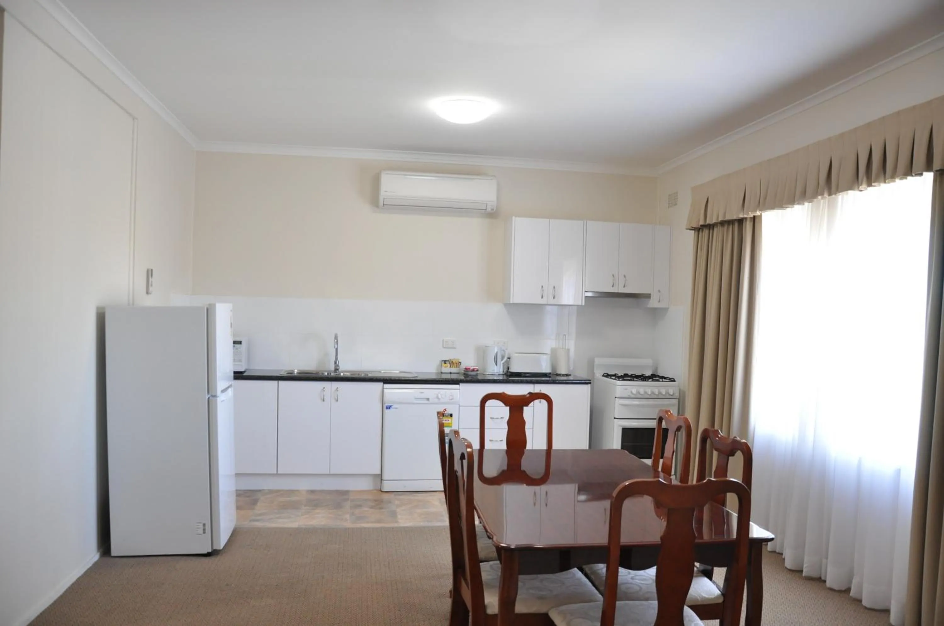 Kitchen or kitchenette in Country Lodge Motor Inn