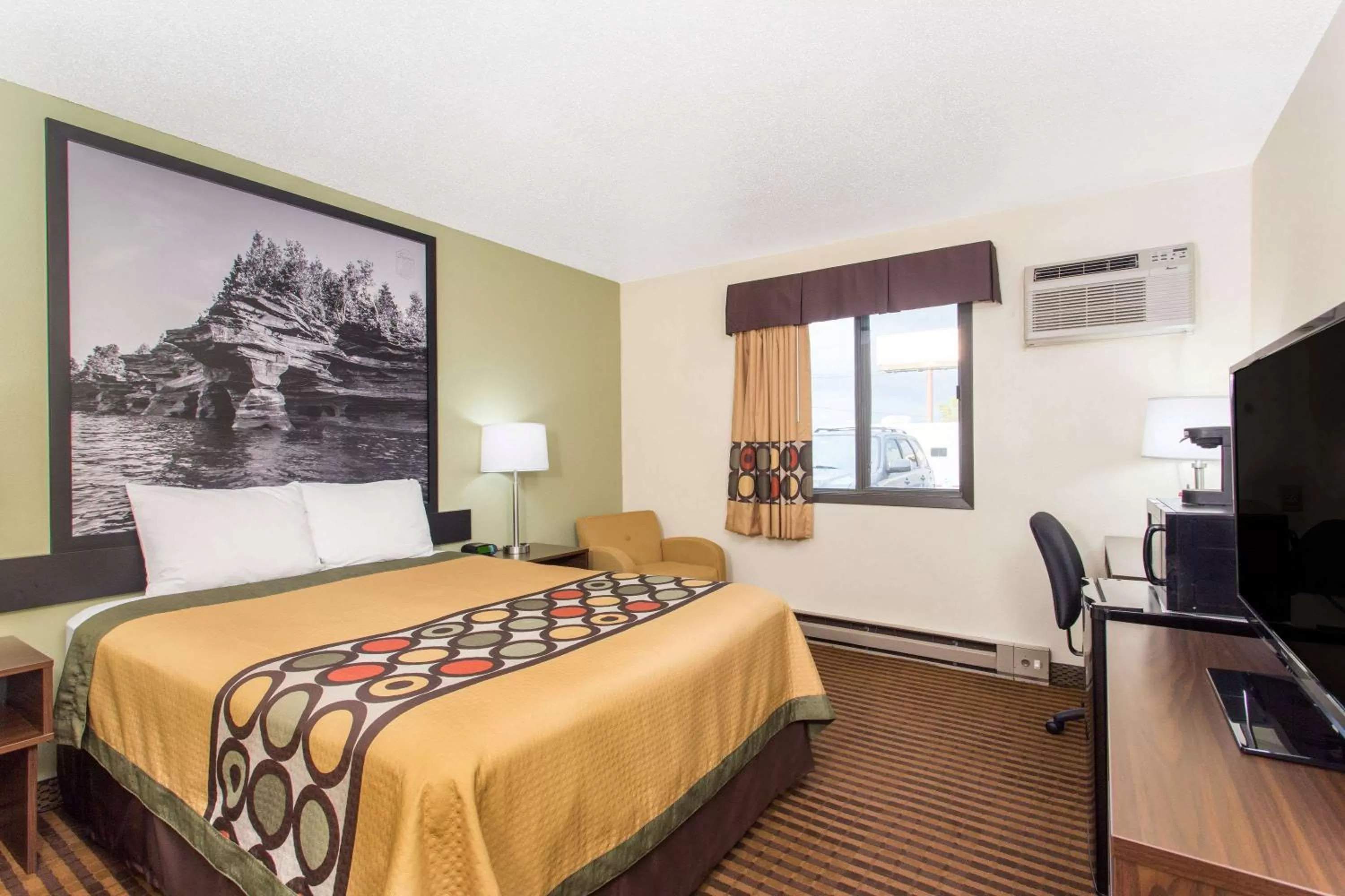 Photo of the whole room, Bed in Super 8 by Wyndham Eau Claire I-94