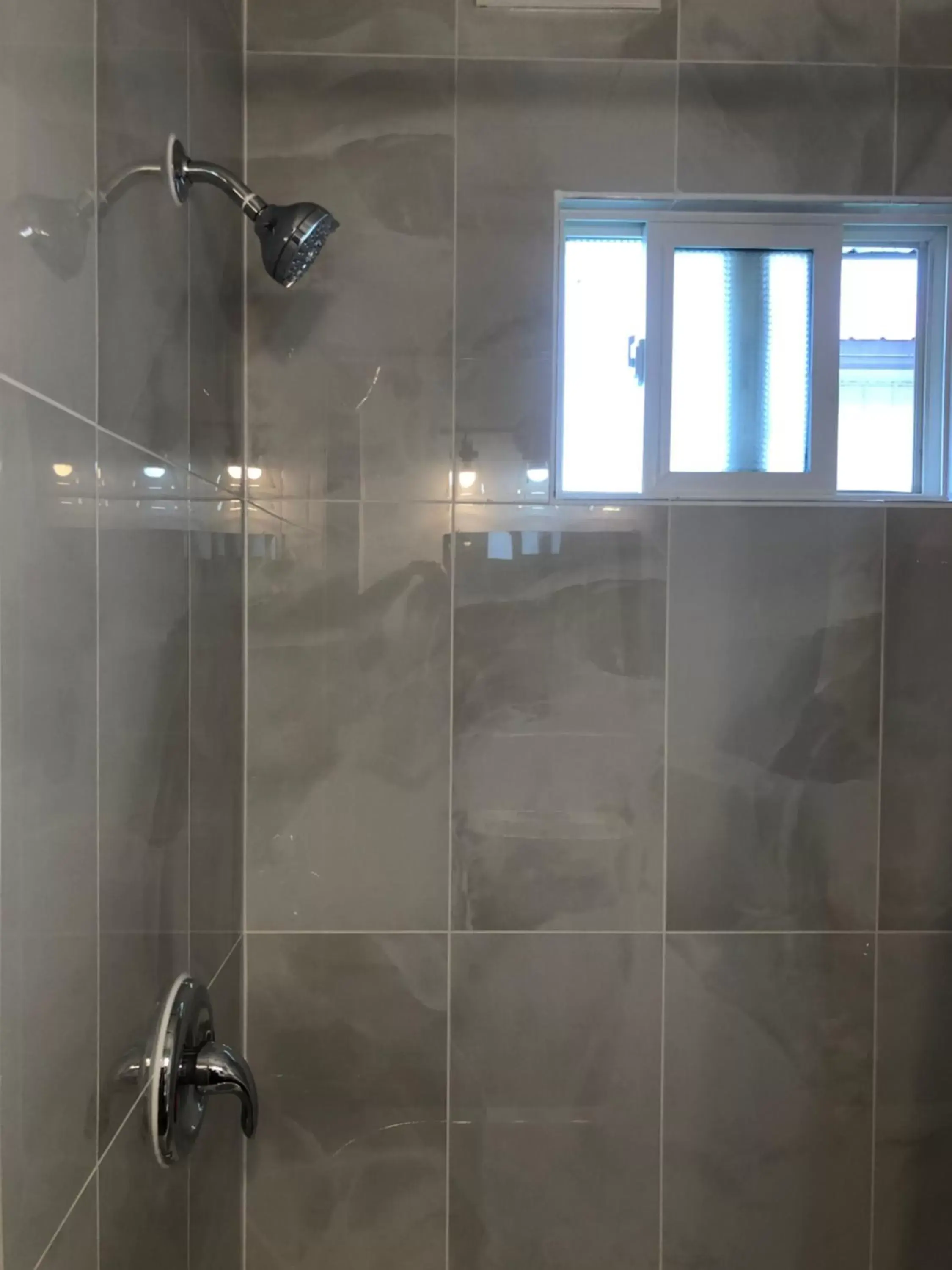 Shower, Bathroom in Bavarian Orchard Motel